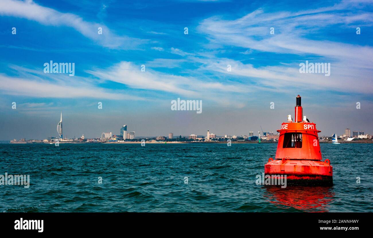 Navigazione rosso bouy a Spithead su approcci a Portsmouth Porto, Inghilterra Foto Stock
