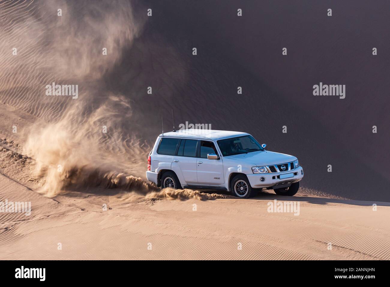 white nissan pattuglia super safari arrampicata duna sabbia splash sabbie intorno a dasht e lut o deserto del sahara Foto Stock