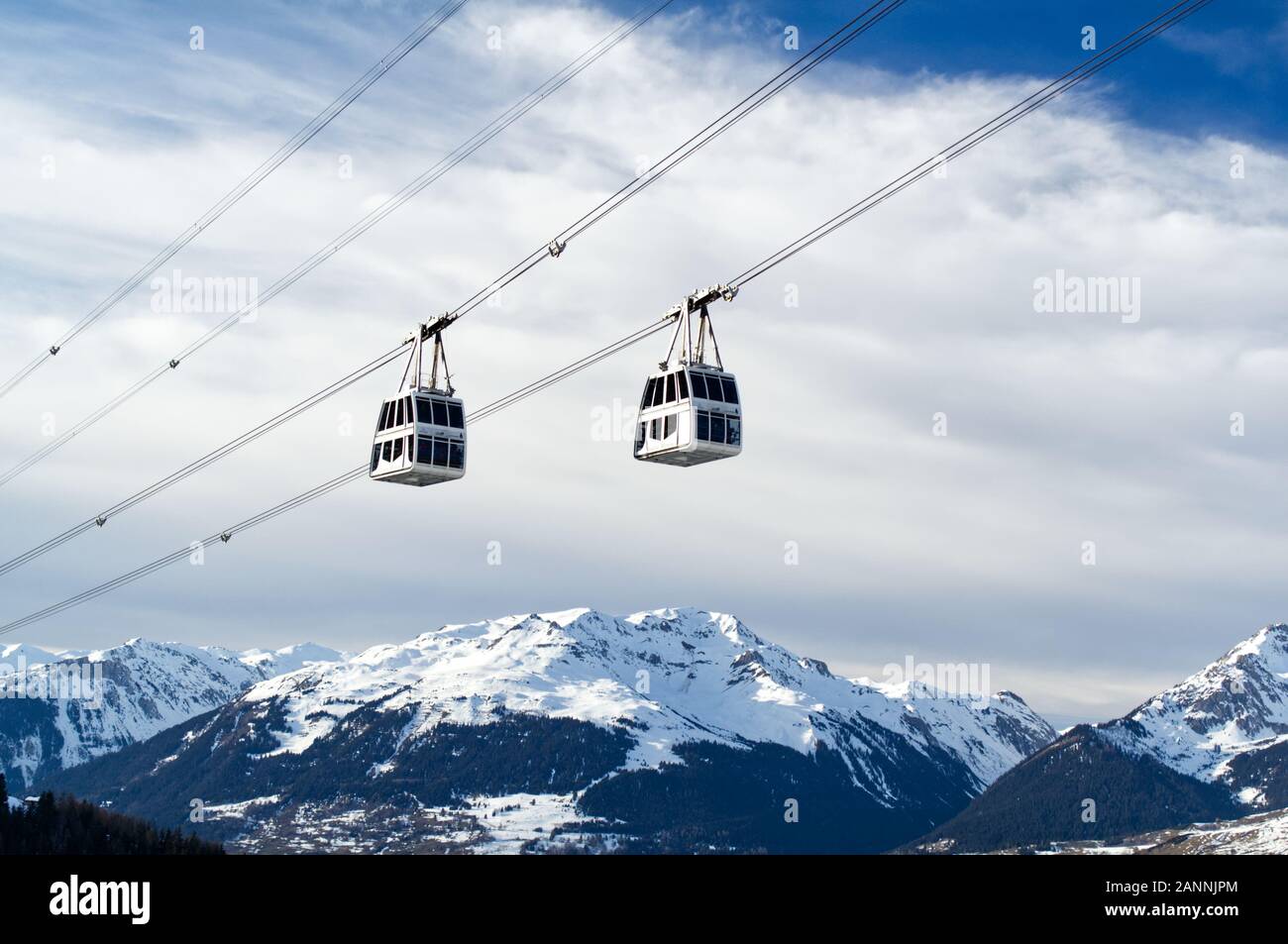 Il double deck funivie di Vanoise Express che passa sull'incrocio tra Les Arcs e La Plagne. Foto Stock