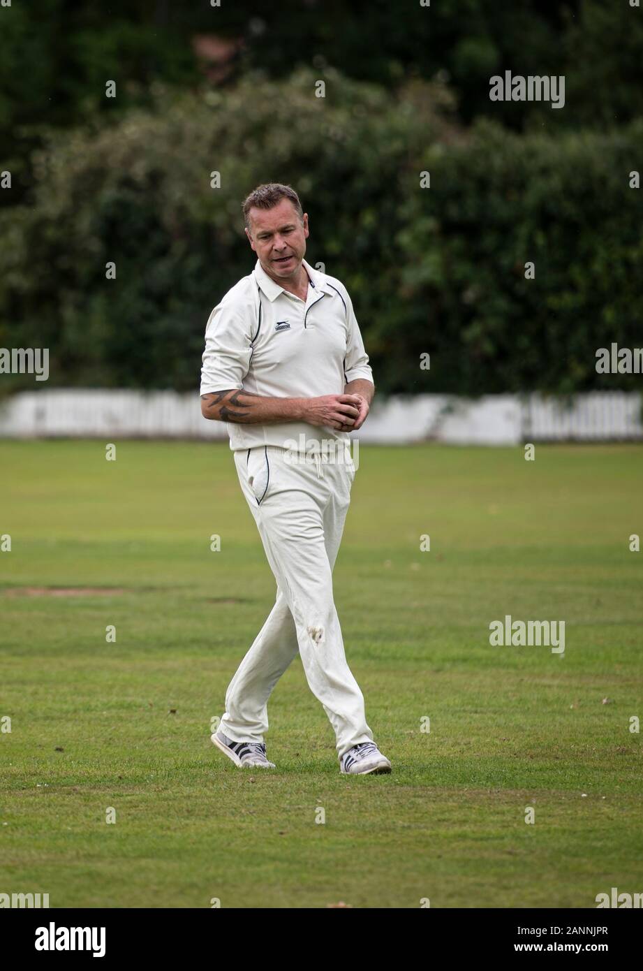 La Loughborough, Regno Unito - Luglio 2017 - Uomo a giocare a cricket match di beneficenza Foto Stock