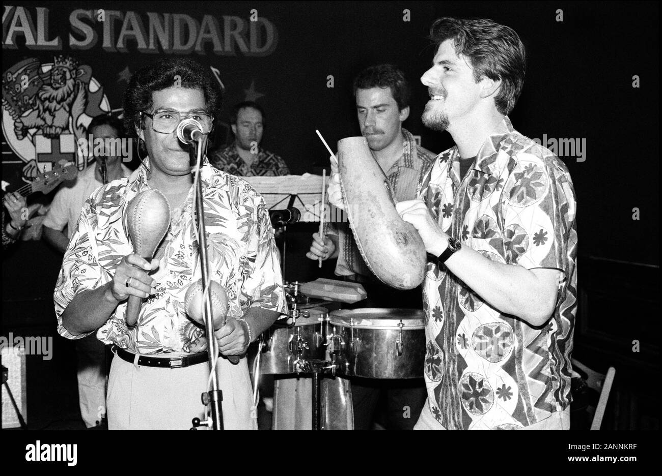 Luisito Avendaño (cantante) e DJ Chico Malo (destra) Orquesta La Clave Royal Standard, Bradford GB 1989 Foto Stock Luisito Avendaño (cantante) e DJ Chico Malo (destra) Orquesta La Clave Royal Standard, Bradford GB 1989 Foto Stock