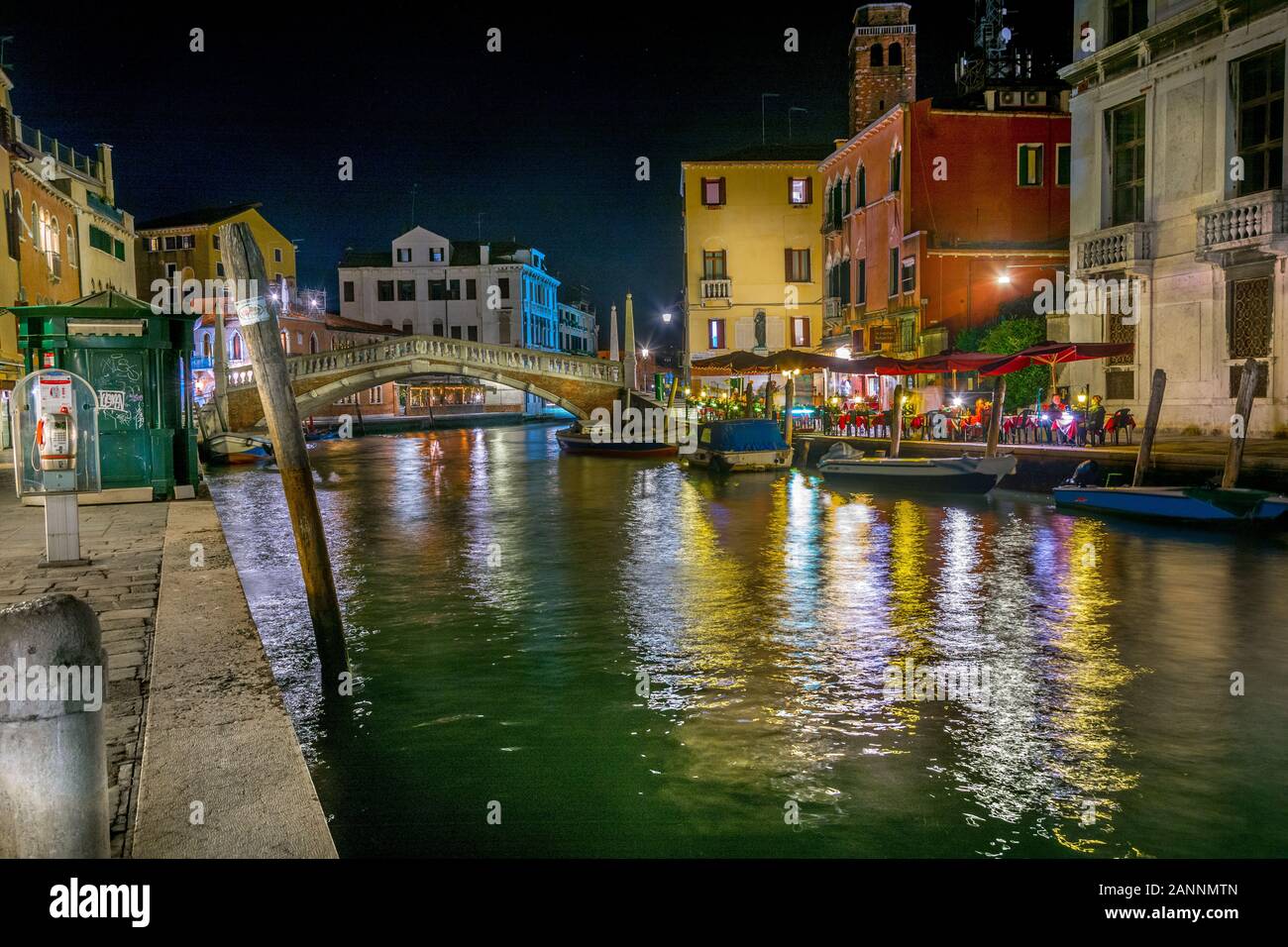 Venezia, Italia - Sep 30, 2018: vista in un piccolo canale di Venezia di notte Foto Stock