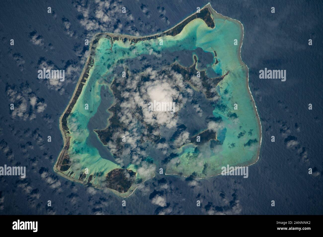 La Polinesia francese isola di Bora Bora, circondato dalla Bora Motu principale barriera corallina, è raffigurato come la Stazione Spaziale Internazionale orbitante 257 miglia abo Foto Stock