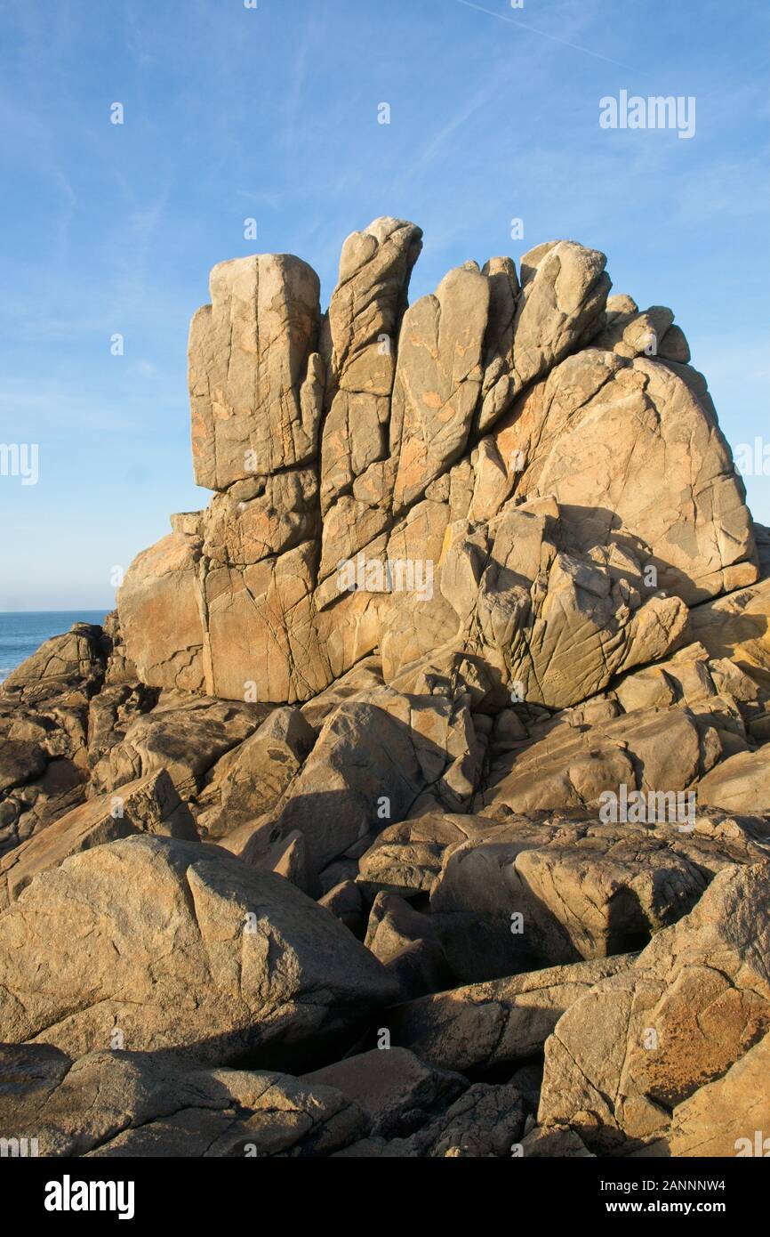 Formazione rocciosa costiera di granito esposto. Foto Stock