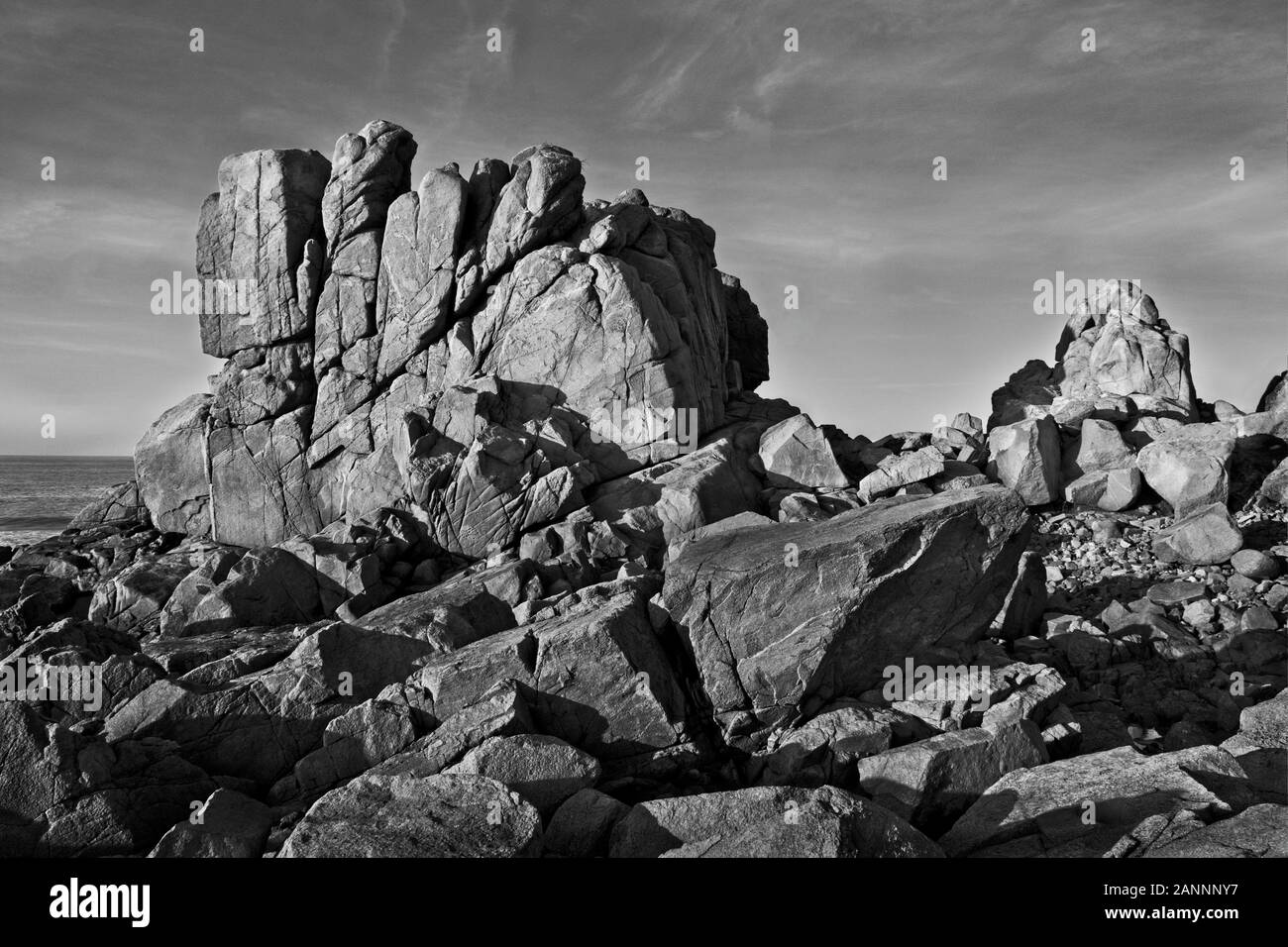 Formazione rocciosa costiera di granito esposto. Versione B&W. Foto Stock