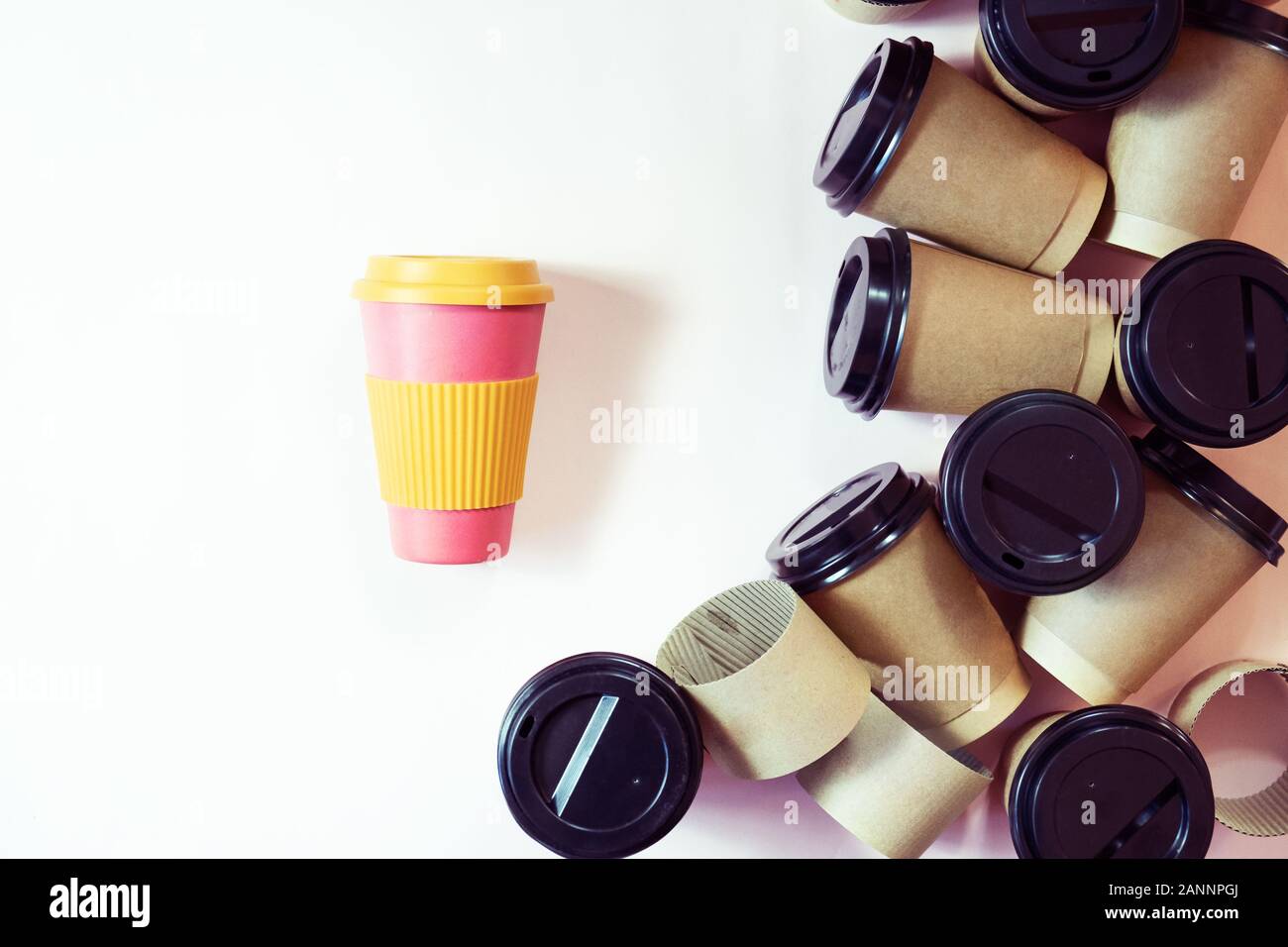 Tazza da caffè eco riutilizzabile Zero Waste Concept rispetto a più tazze di cartone monouso Foto Stock