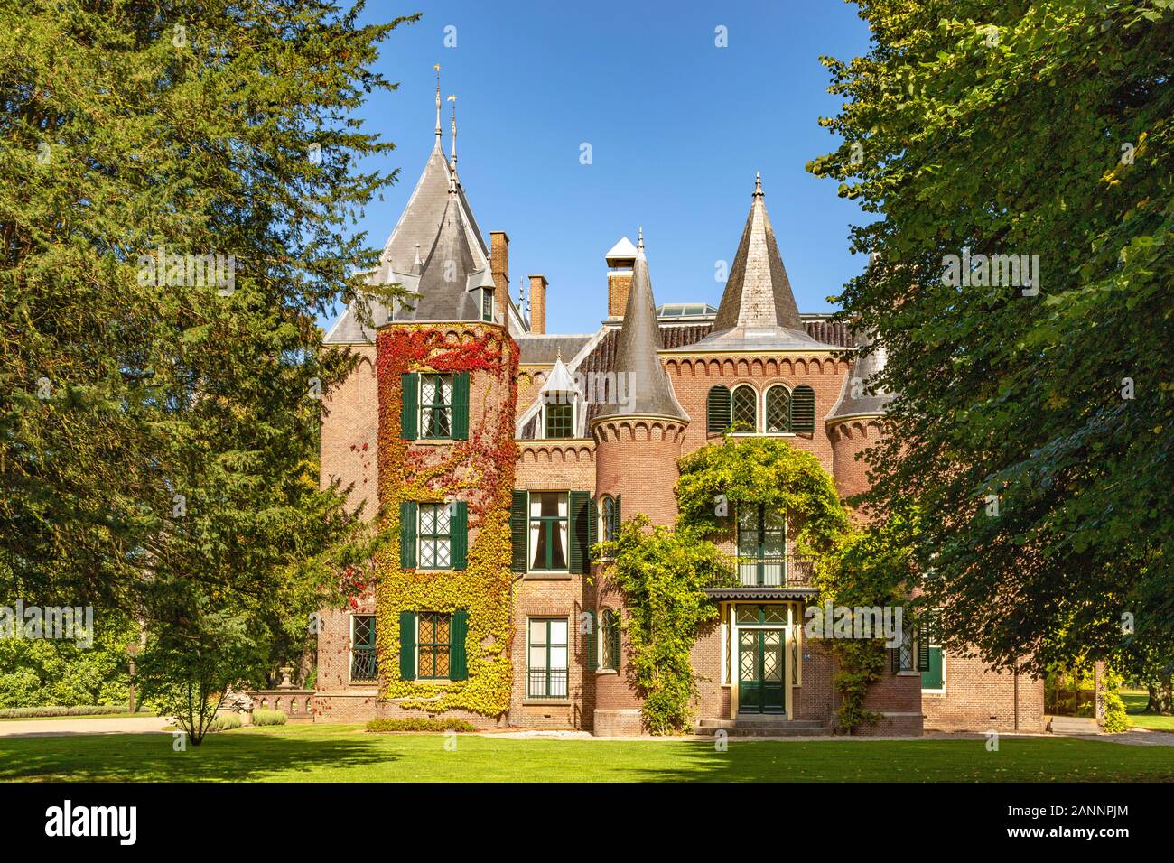 Il Castello di Keukenhof, costruito in stile classicista, si trova di fronte ai famosi Giardini dei Fiori di Keukenhof, Lisse, South Holland, Olanda. Foto Stock