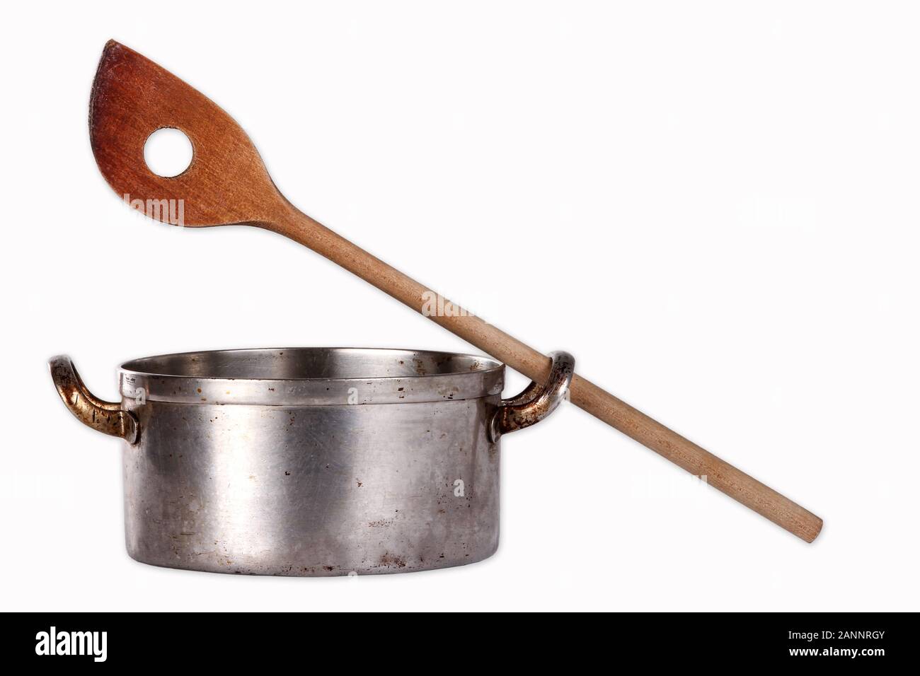 Pentola da cucina con cucchiaio di legno con foro Foto Stock