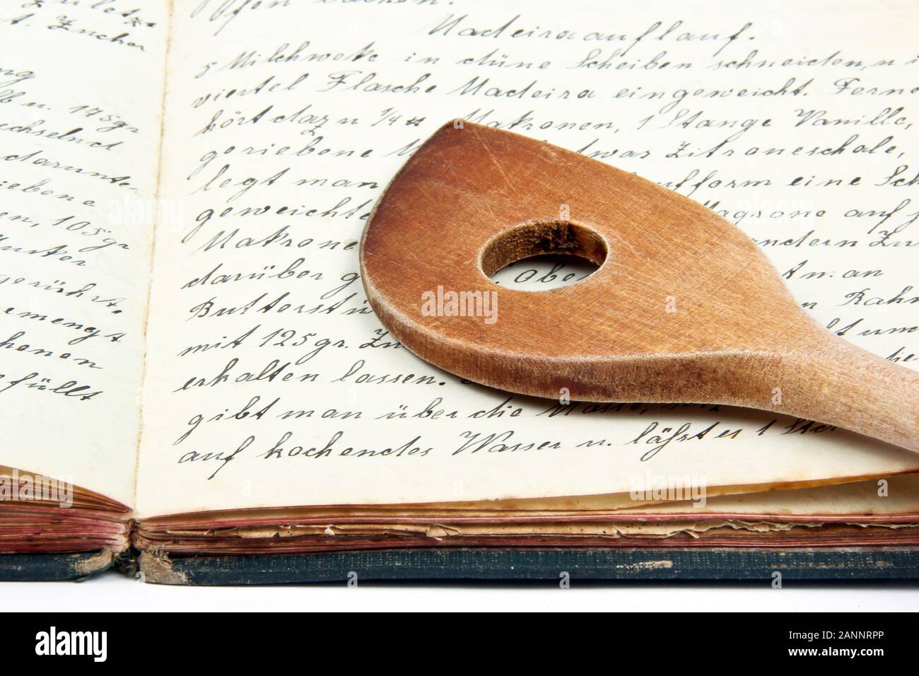 Antico libro da cucina con cucchiaio di legno Foto Stock