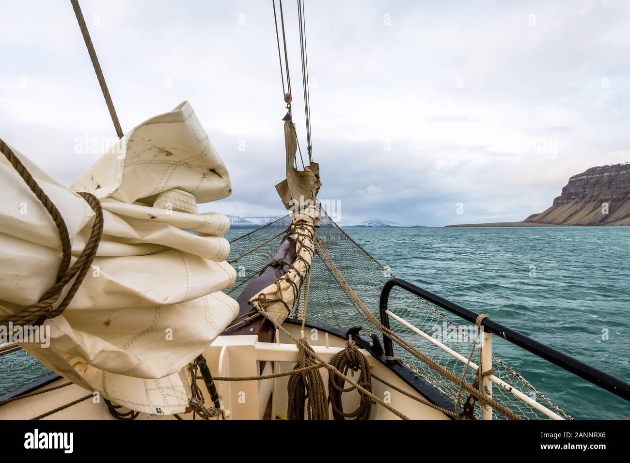 Parte di fordedeck con tela con vista sull'oceano Foto Stock