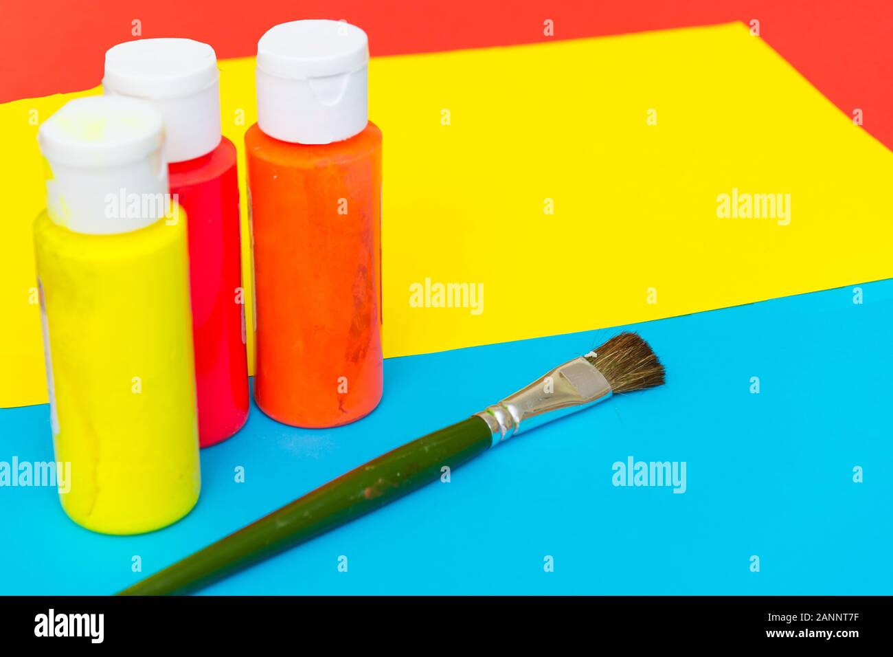 Rosso, giallo e blu flatlay arte concetto verde con pennelli e luminosa vernice colorata che illustra la creatività, ispirazione artistica e express Foto Stock