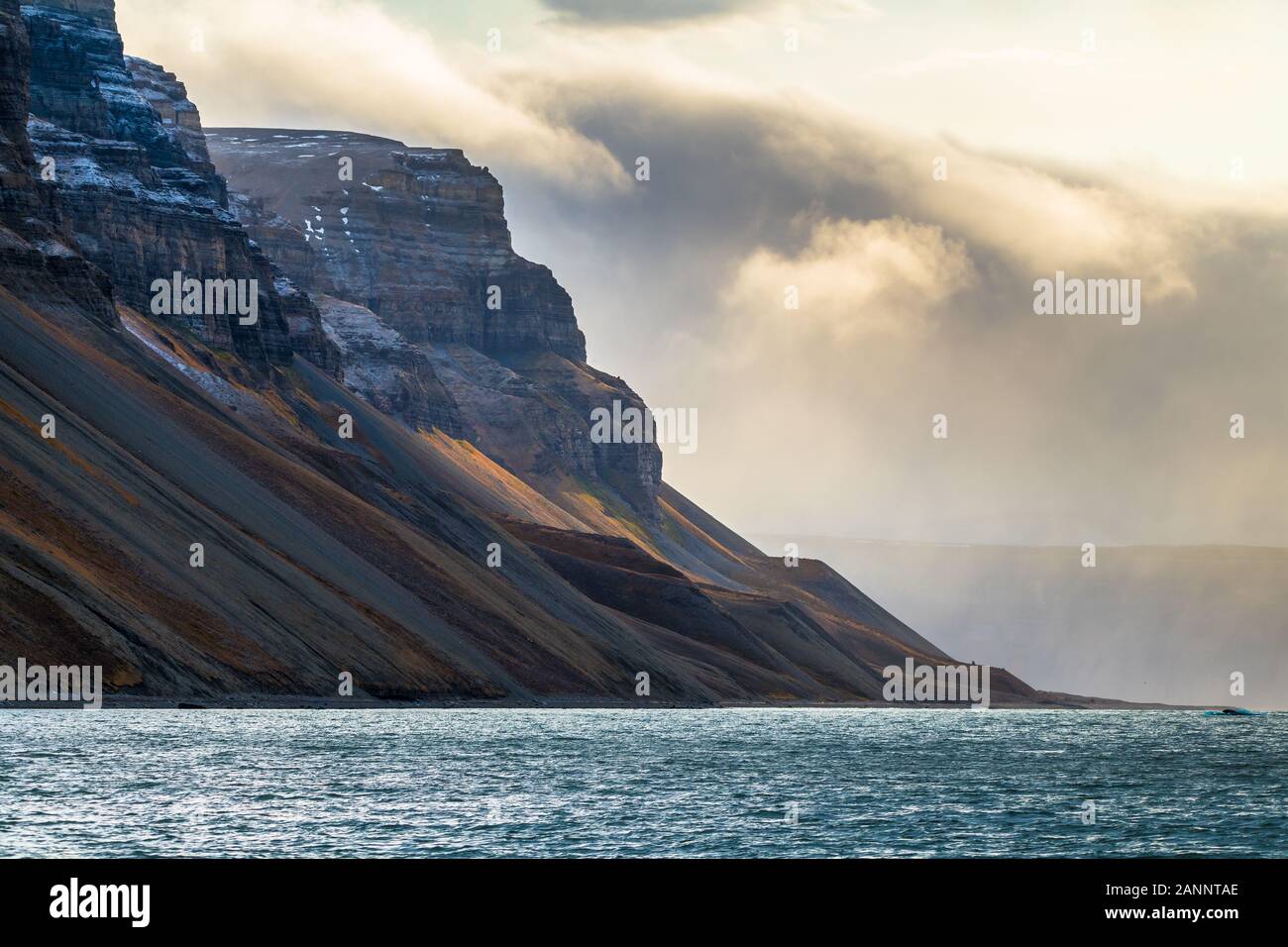 Rocky Mountain Range con enorme formazione di nube nell'Artico - incredibile paesaggio polare Foto Stock
