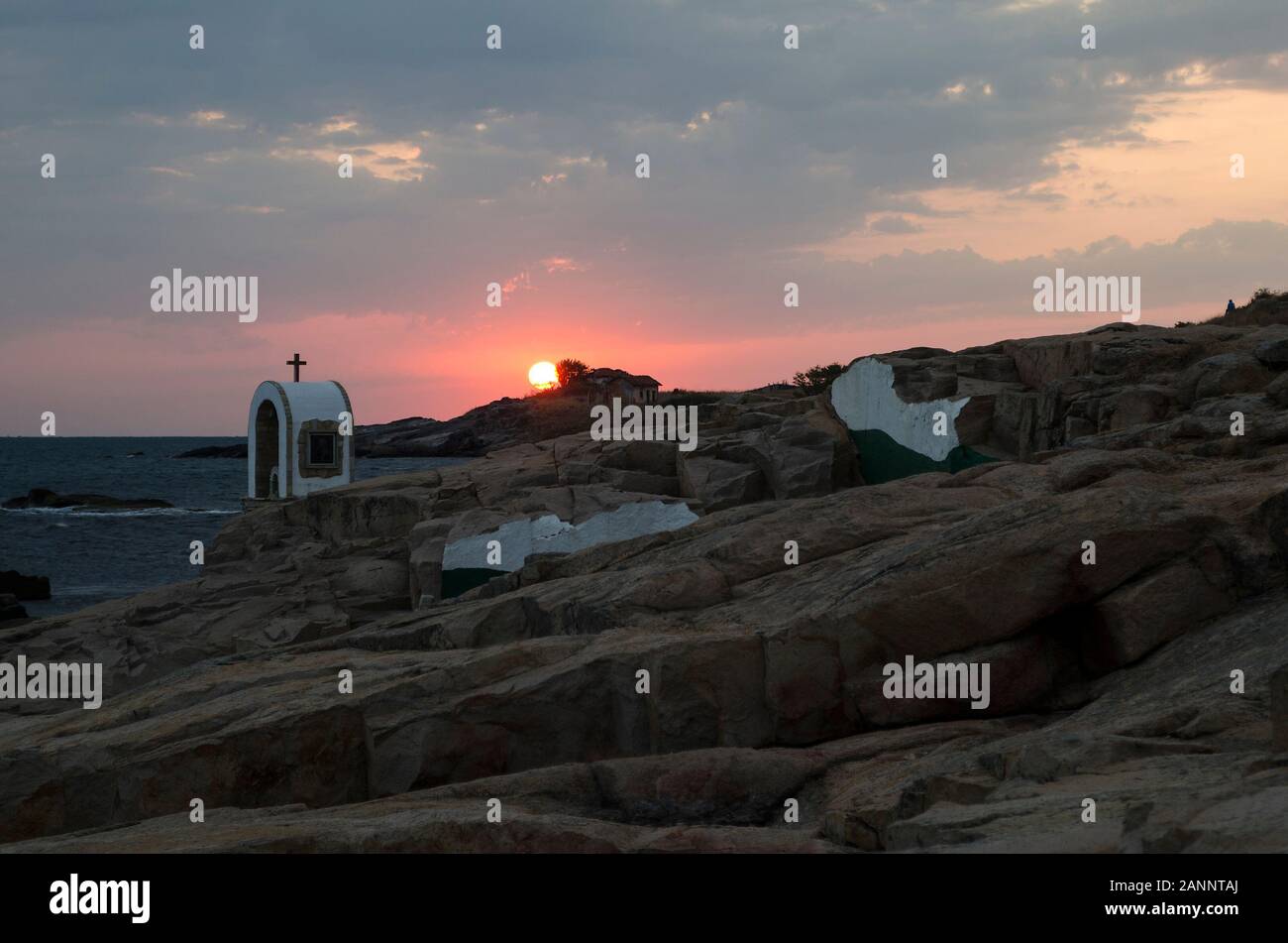 Sunrise paesaggio di rocce al litorale di Chernomorets, regione di Burgas Foto Stock