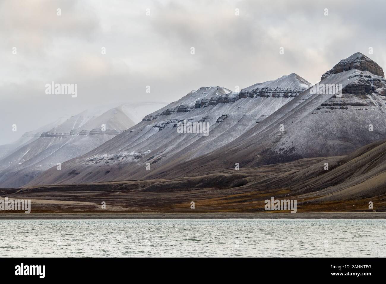Rocky Mountain Range in Artico - incredibile paesaggio polare Foto Stock