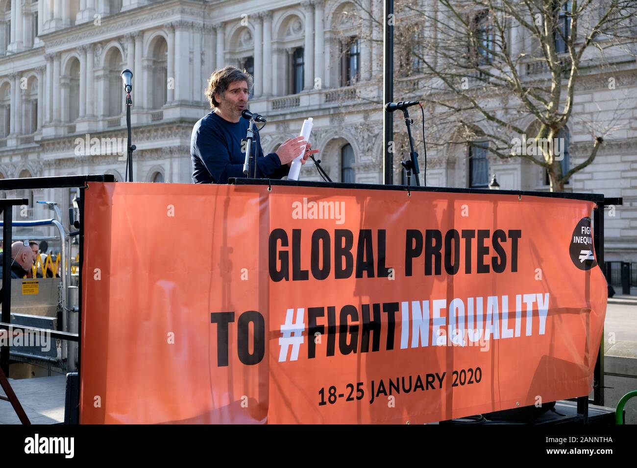 Whitehall, Londra, Regno Unito. 18 gennaio 2020. I dimostranti prendere parte al 'Global protesta contro la disuguaglianza' opposta a Downing Street. Credito: Matteo Chattle/Alamy Live News Foto Stock