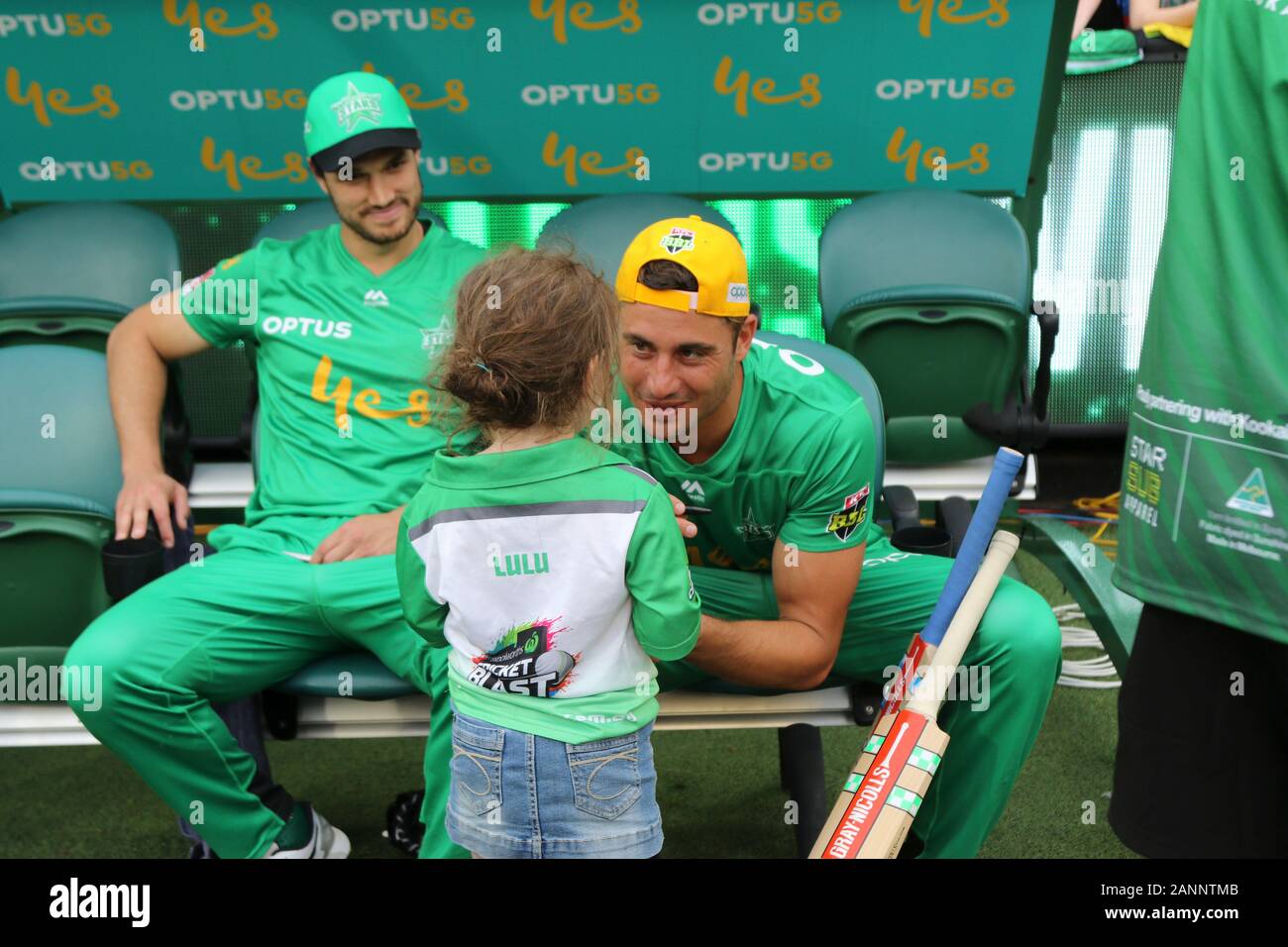 MCG , Melbourne, Victoria, Australia 18 Gennaio 2020 - KFC Big Bash league(BBL) corrispondono a 41 - Melbourne stelle uomini la riproduzione del Perth Scorchers uomini - Stelle giocatori Marcus Stoinis e Nathan Coulter-Nile firmare un autografi per un giovane fan-Melbourne stelle vinte da dieci corse.- credito immagine Brett Keating - Alamy Live News. Foto Stock