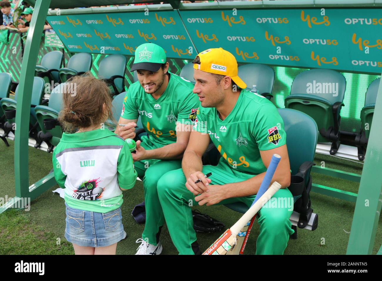 MCG , Melbourne, Victoria, Australia 18 Gennaio 2020 - KFC Big Bash league(BBL) corrispondono a 41 - Melbourne stelle uomini la riproduzione del Perth Scorchers uomini - Stelle giocatori Marcus Stoinis e Nathan Coulter-Nile firmare un autografi per un giovane fan-Melbourne stelle vinte da dieci corse.- credito immagine Brett Keating - Alamy Live News. Foto Stock