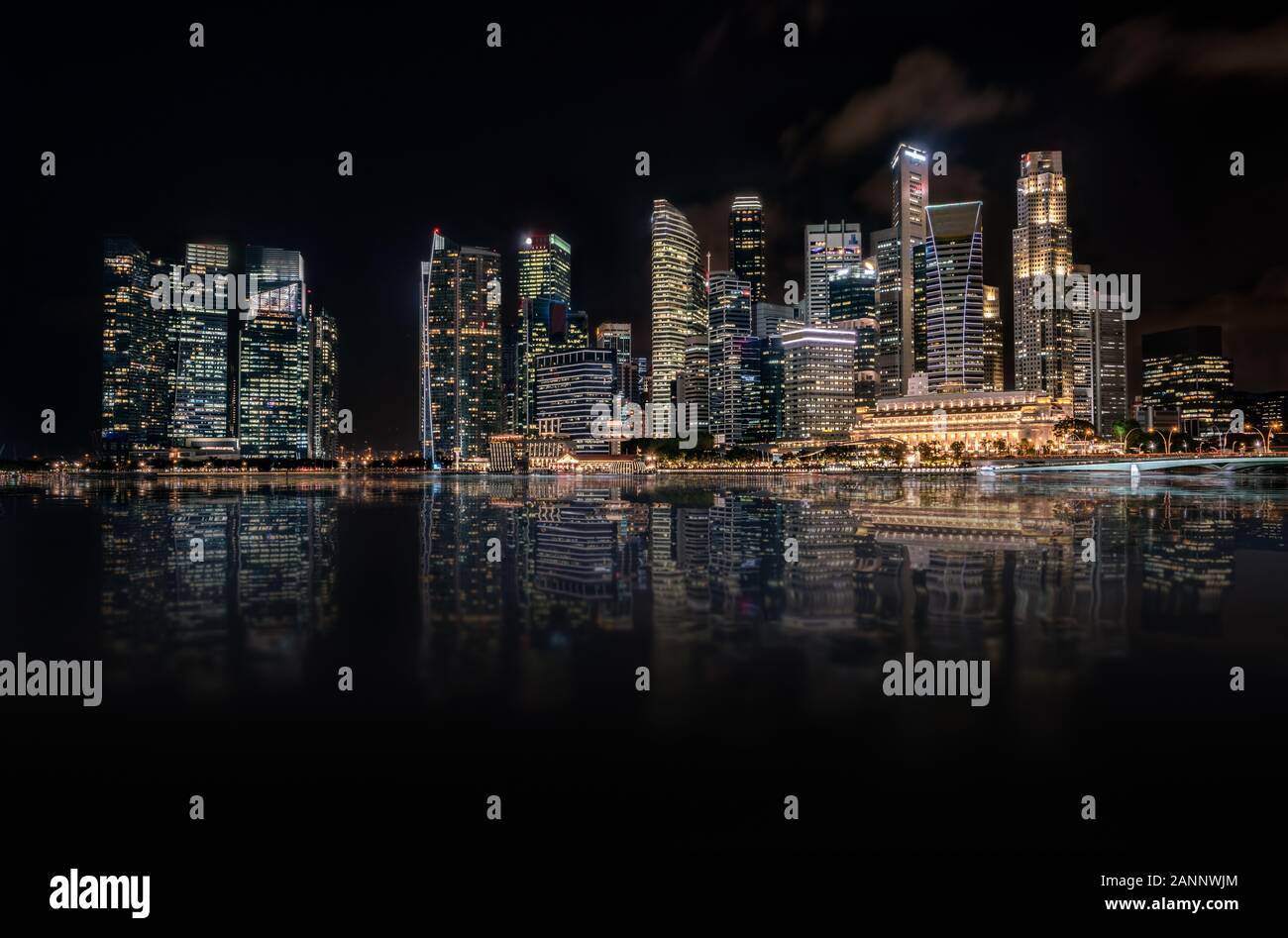 Bellissima scena della città di Singapore di notte con meravigliosi riflessi di acqua Foto Stock