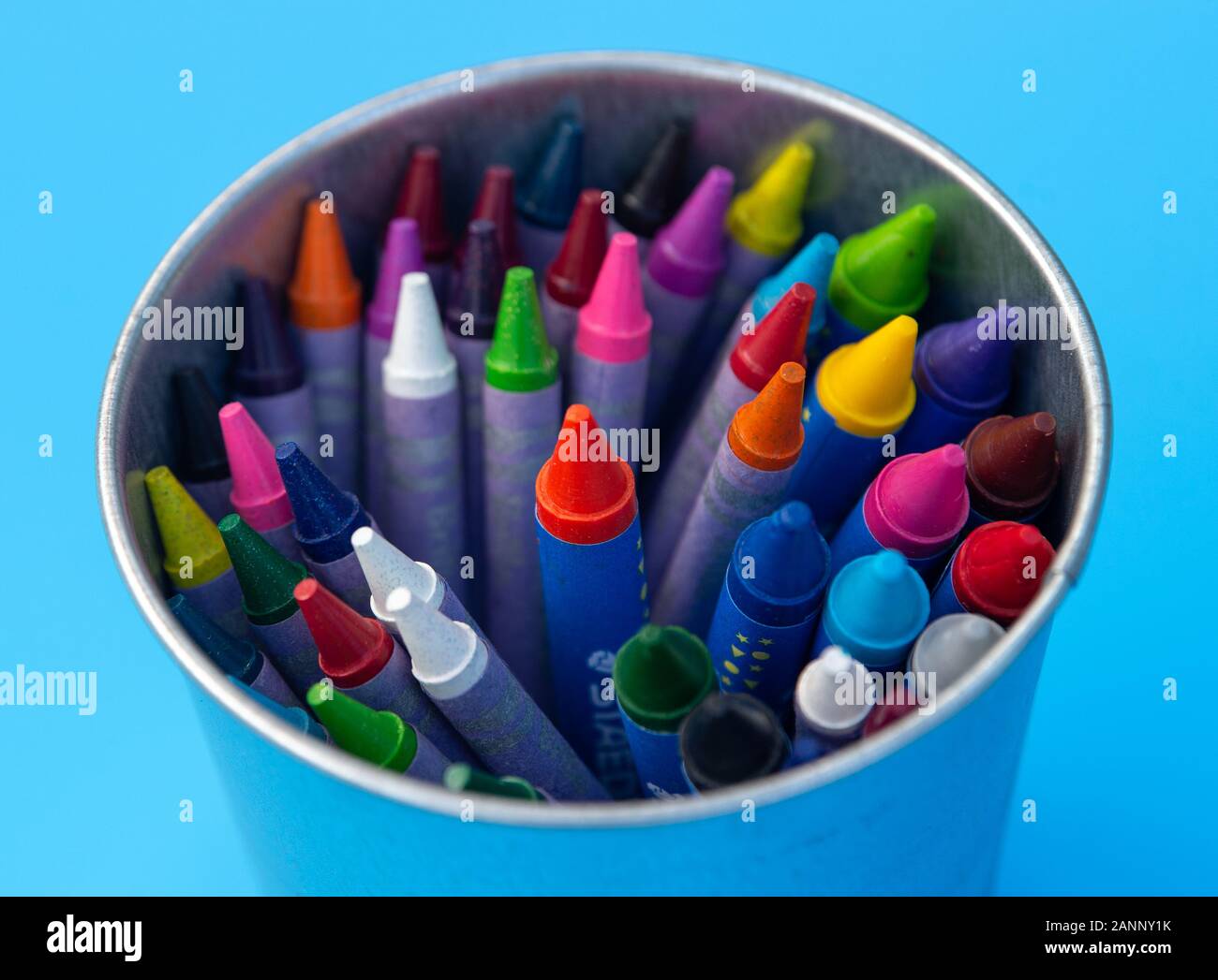 HONG KONG, HONG KONG SAR, CINA.DICEMBRE 2ND 2018. Pastelli colorati per bambini in un pot.Alamy Stock Image/Jayne Russell Foto Stock