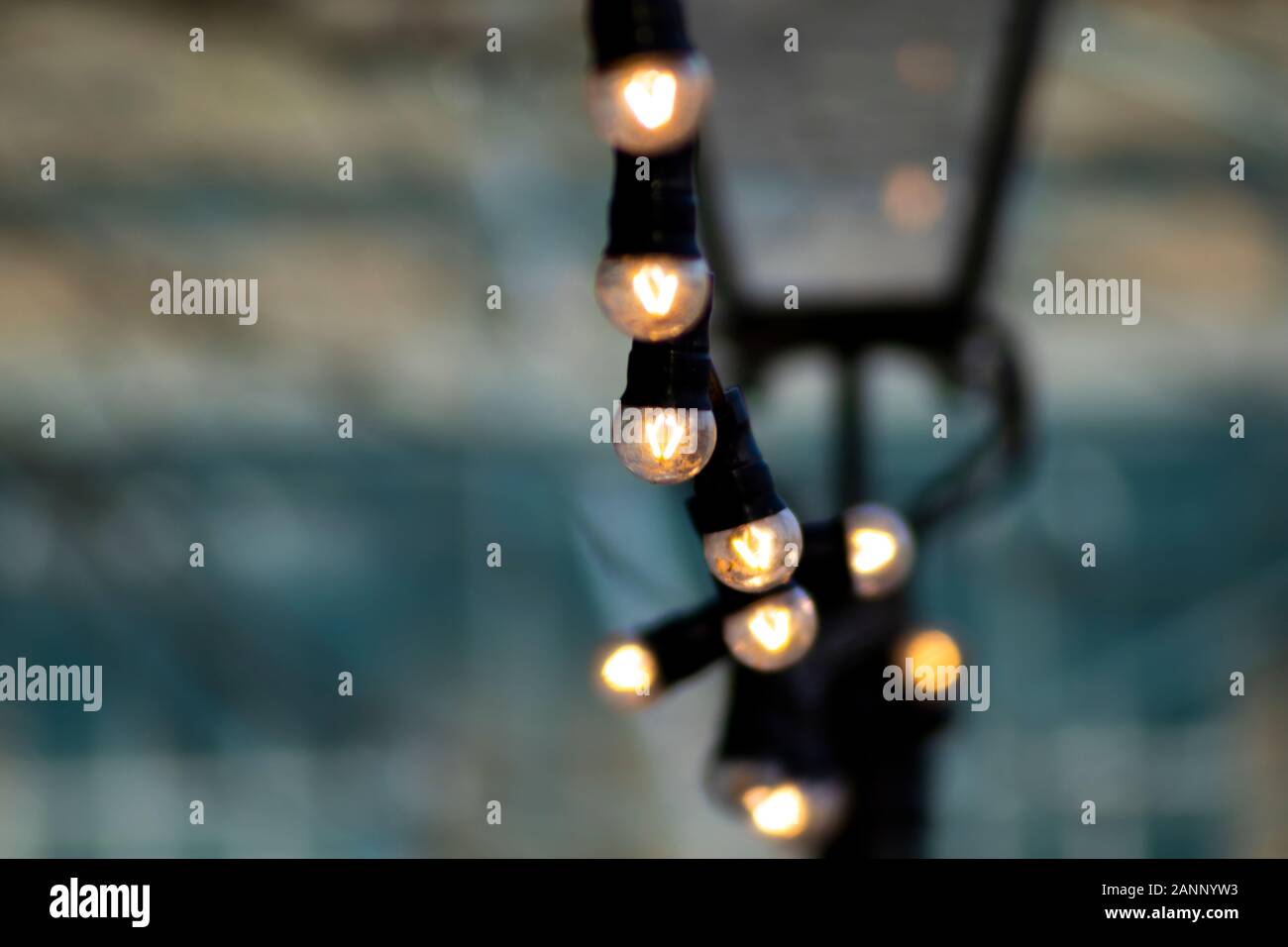 Natale stringa di luci strung tra lampioni con profondità poco profonda di campo Foto Stock