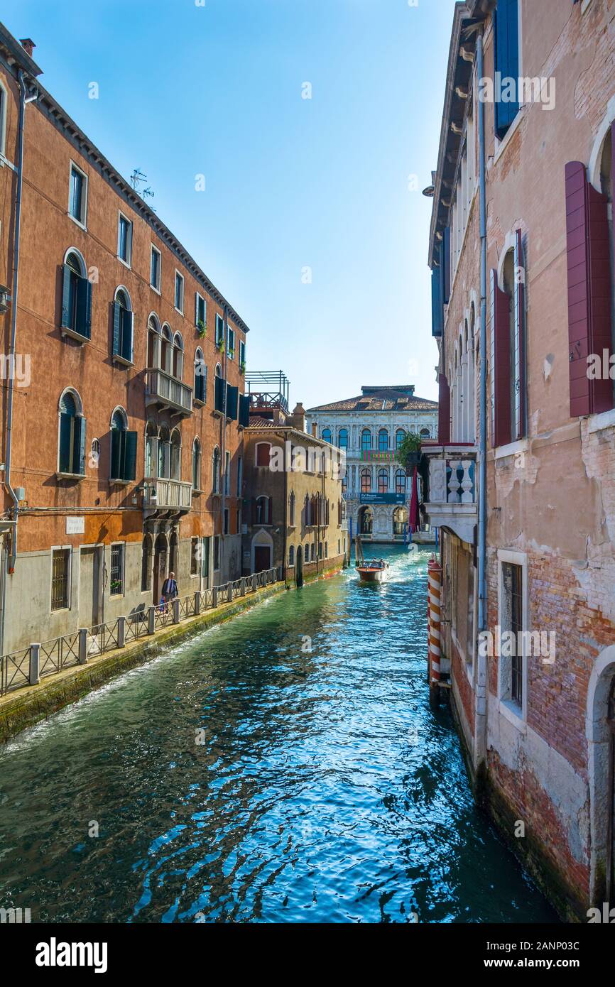 Venezia, Italia - Sep 30, 2018: pittoresca vista di Venezia con il famoso canale d'acqua e case colorate. Splendida mattinata di scena in Italia, l'Europa. Foto Stock