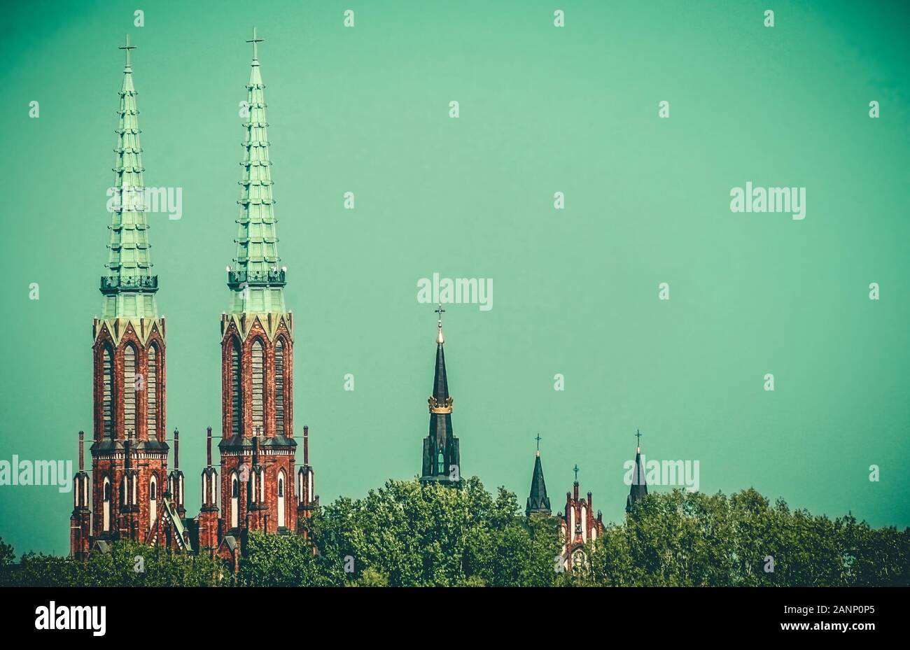 I campanili delle chiese si trova nel quartiere di Praga in Varsavia visto dalla riva sinistra del fiume Vistola. Foto Stock