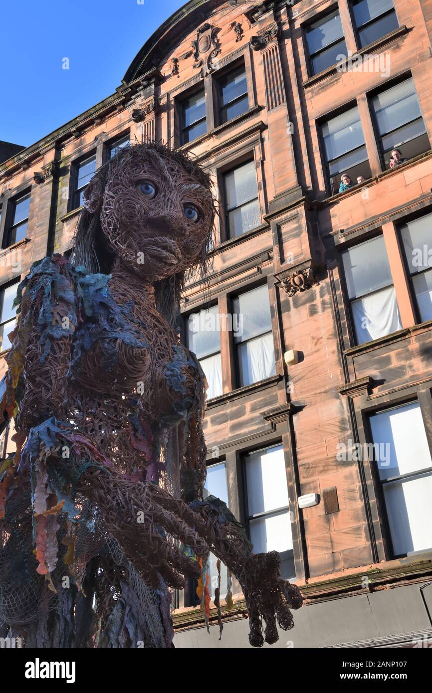 18 gennaio 2020. Glasgow, Scozia, Regno Unito. 10 m di altezza pupazzo animato chiamato Storm cammina attraverso il centro della città per segnare l'inizio dei collegamenti costieri parte di un evento climatico che si svolge in città. Foto Stock