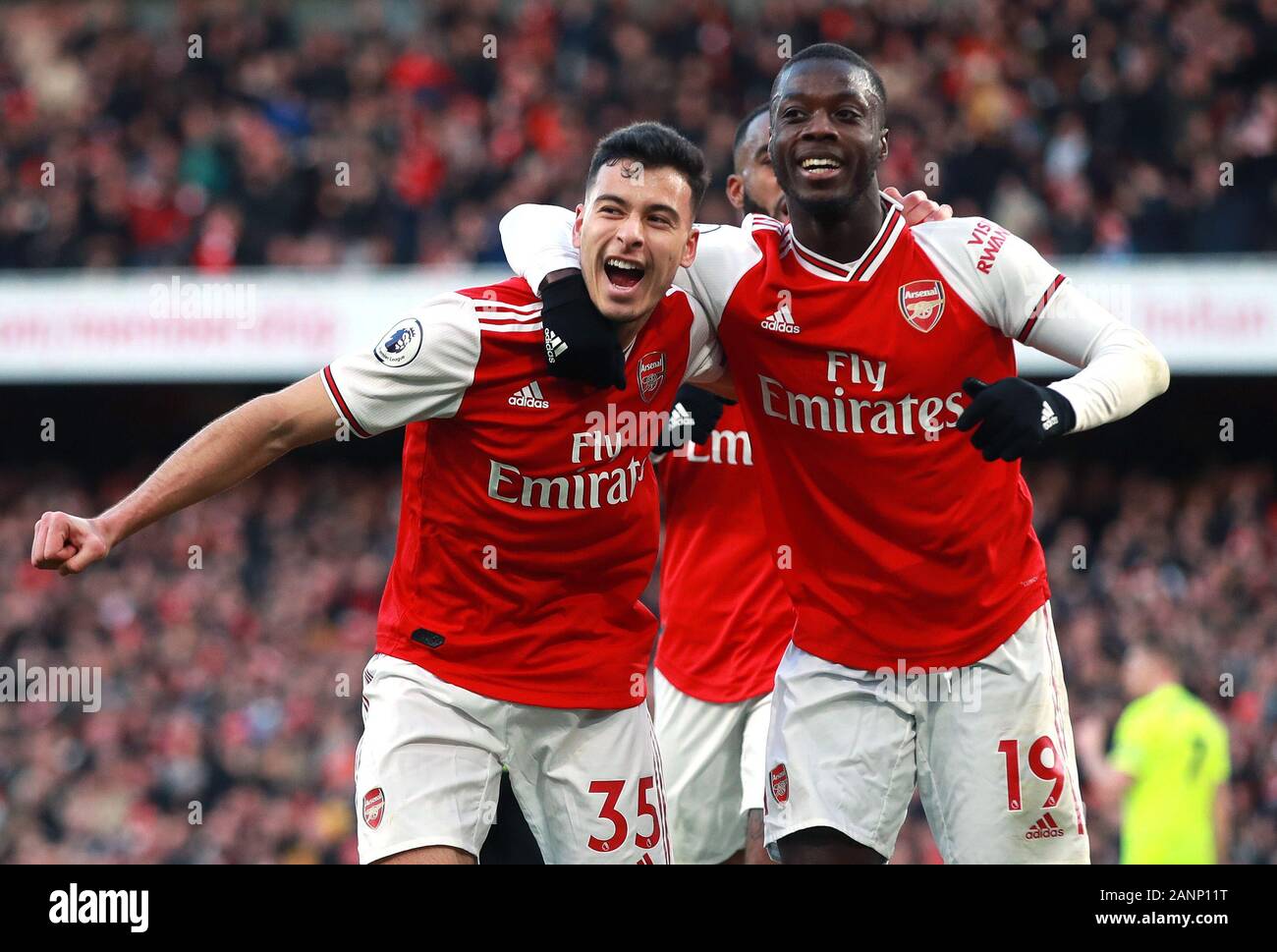 Dell'Arsenal Gabriel Martinelli (sinistra) celebra il suo punteggio i lati primo obiettivo del gioco con Nicolas Pepe durante il match di Premier League a Emirates Stadium di Londra. Foto Stock