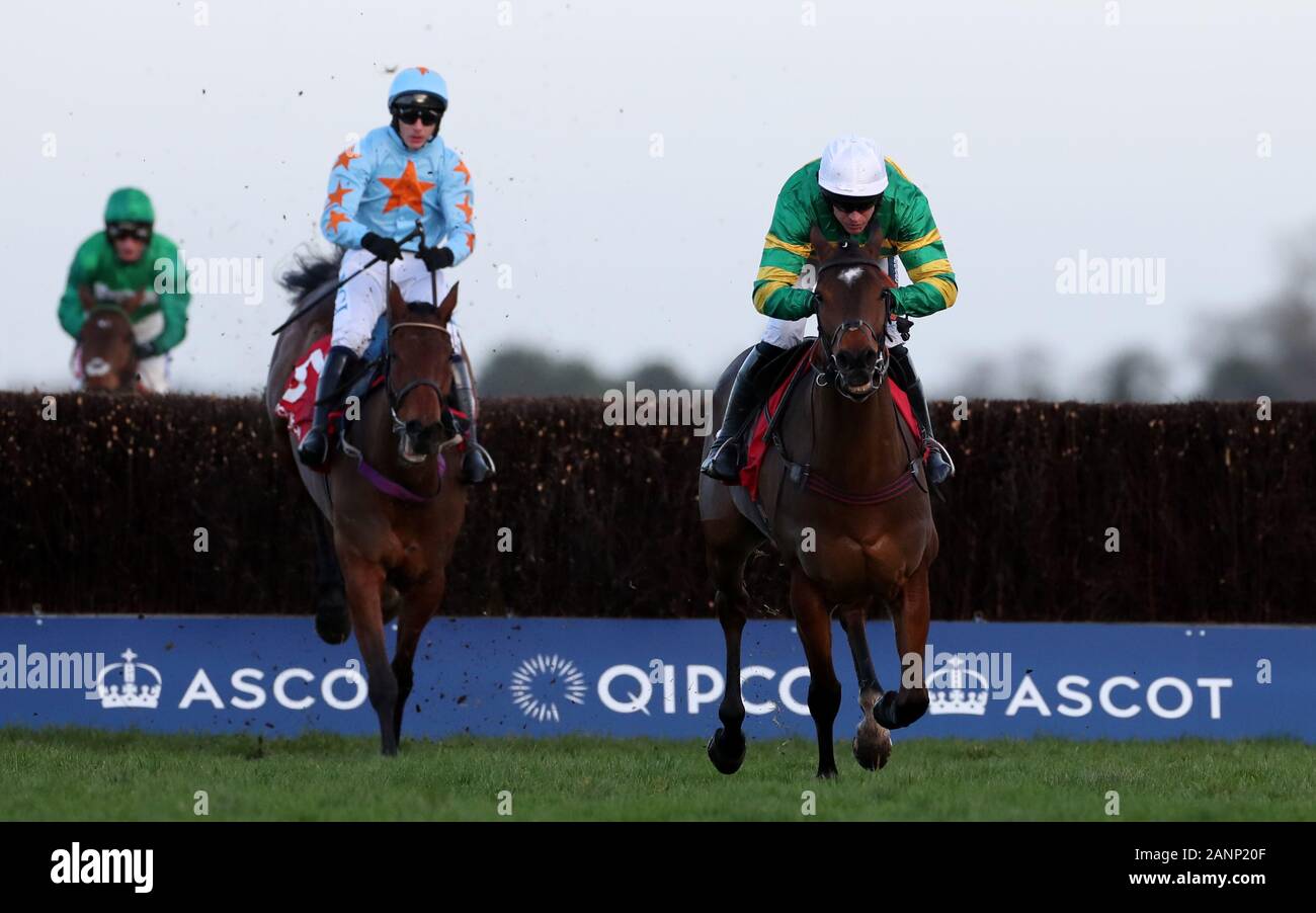 Sicuramente Du Seuil cavalcato da Barry Geraghty sul suo modo di vittoria nella Matchbook Clarence House Steeple Chase a Ascot Racecourse. Foto Stock