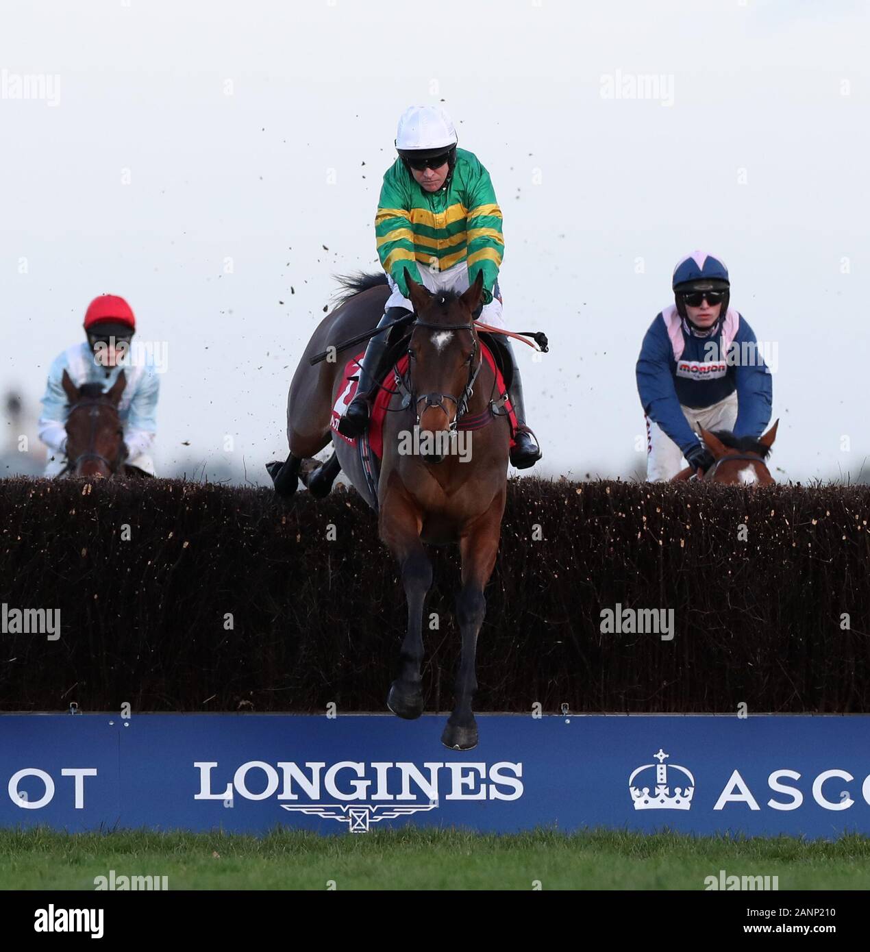 Sicuramente Du Seuil cavalcato da Barry Geraghty sul suo modo di vittoria nella Matchbook Clarence House Steeple Chase a Ascot Racecourse. Foto Stock