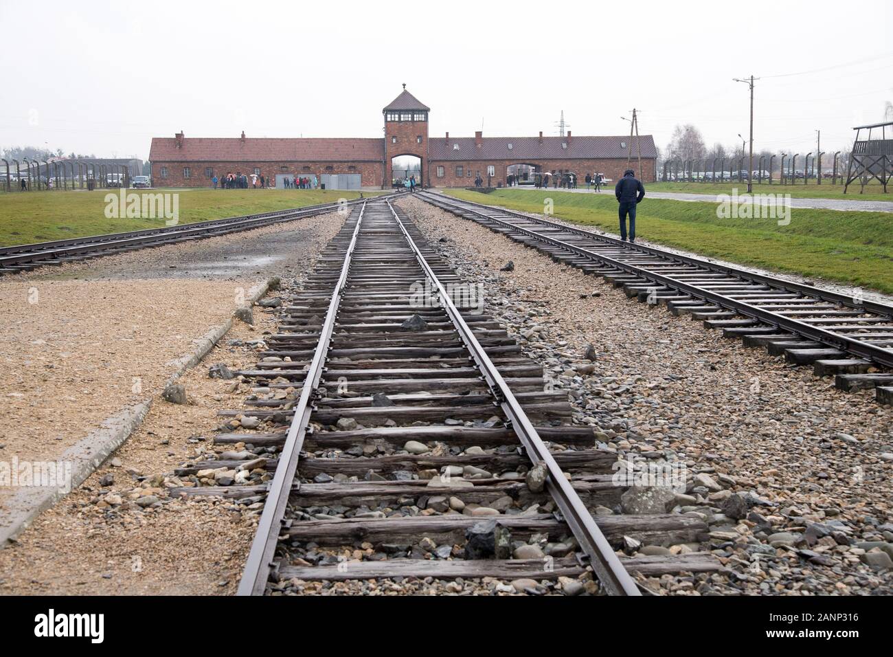 Gatehouse e Judenrampe (rampa ebraica) nella Germania nazista Konzentrationslager Auschwitz II Birkenau (Auschwitz II Birkenau sterminio camp) utilizzato da 1 Foto Stock