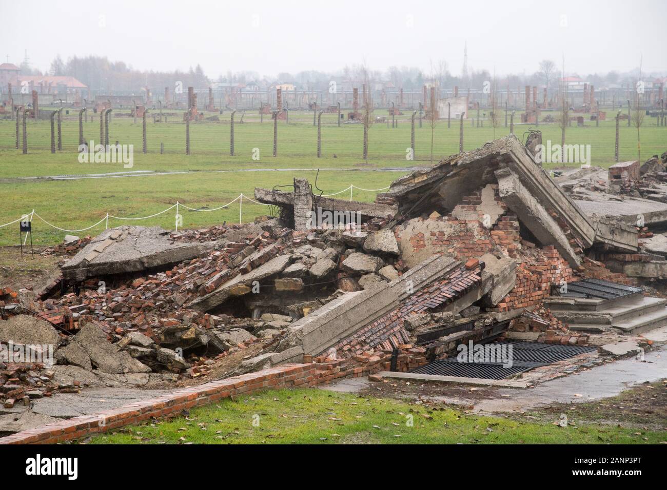 Rovine della camera a gas e crematorio III nella Germania nazista Konzentrationslager Auschwitz II Birkenau (Auschwitz II Birkenau sterminio camp) in Nazi G Foto Stock