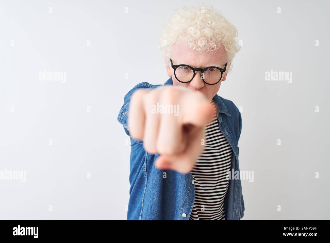 Giovane biondo albino uomo che indossa jeans e maglietta vetri isolati su sfondo bianco rivolto dispiaciuto e deluso per la fotocamera, arrabbiato e furi Foto Stock
