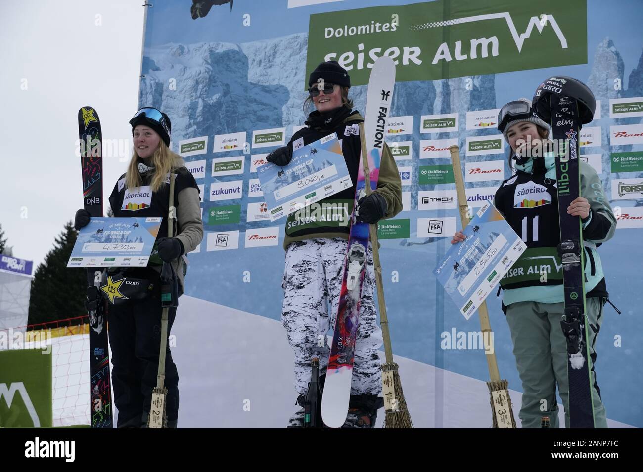 Alto Adige - Italia 18 gennaio, 2020. Snowpark, Italia. 18 gennaio 2020. I vincitori cerimonia di decorazione alla FIS Slopestyle Freeski World Cup su 18.01.2020 nella Seiser Alm (Alpe di Siusi) Snowpark, Italia. 1 ° posto Claire Caroline forma USA, 2° posto Killi Johanne dalla Norvegia, dal terzo posto di Gaskell Elena dal Canada. Credito: AlfredSS/Alamy Live News Credito: AlfredSS/Alamy Live News Foto Stock