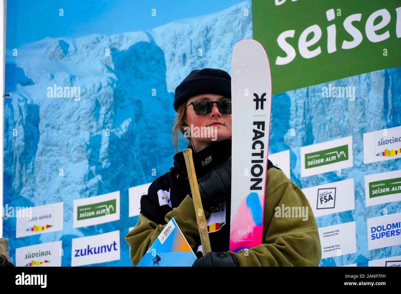 Alto Adige - Italia 18 gennaio, 2020. Snowpark, Italia. 18 gennaio 2020. I vincitori cerimonia di decorazione alla FIS Slopestyle Freeski World Cup su 18.01.2020 nella Seiser Alm (Alpe di Siusi) Snowpark, Italia. 1 ° posto vincitore Claire Caroline dagli USA. Credito: AlfredSS/Alamy Live News Credito: AlfredSS/Alamy Live News Foto Stock