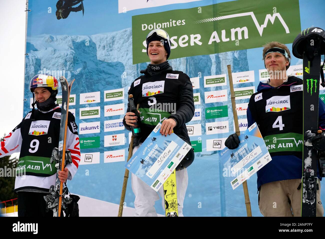 Alto Adige - Italia 18 gennaio, 2020. Snowpark, Italia. 18 gennaio 2020. I vincitori cerimonia di decorazione alla FIS Slopestyle Freeski World Cup su 18.01.2020 nella Seiser Alm (Alpe di Siusi) Snowpark, Italia. 1 ° posto Ruud Birk dalla Norvegia, 2° posto Boesch Fabian dalla Svizzera, terzo posto Stevenson Colby dagli USA. Credito: AlfredSS/Alamy Live News Credito: AlfredSS/Alamy Live News Foto Stock