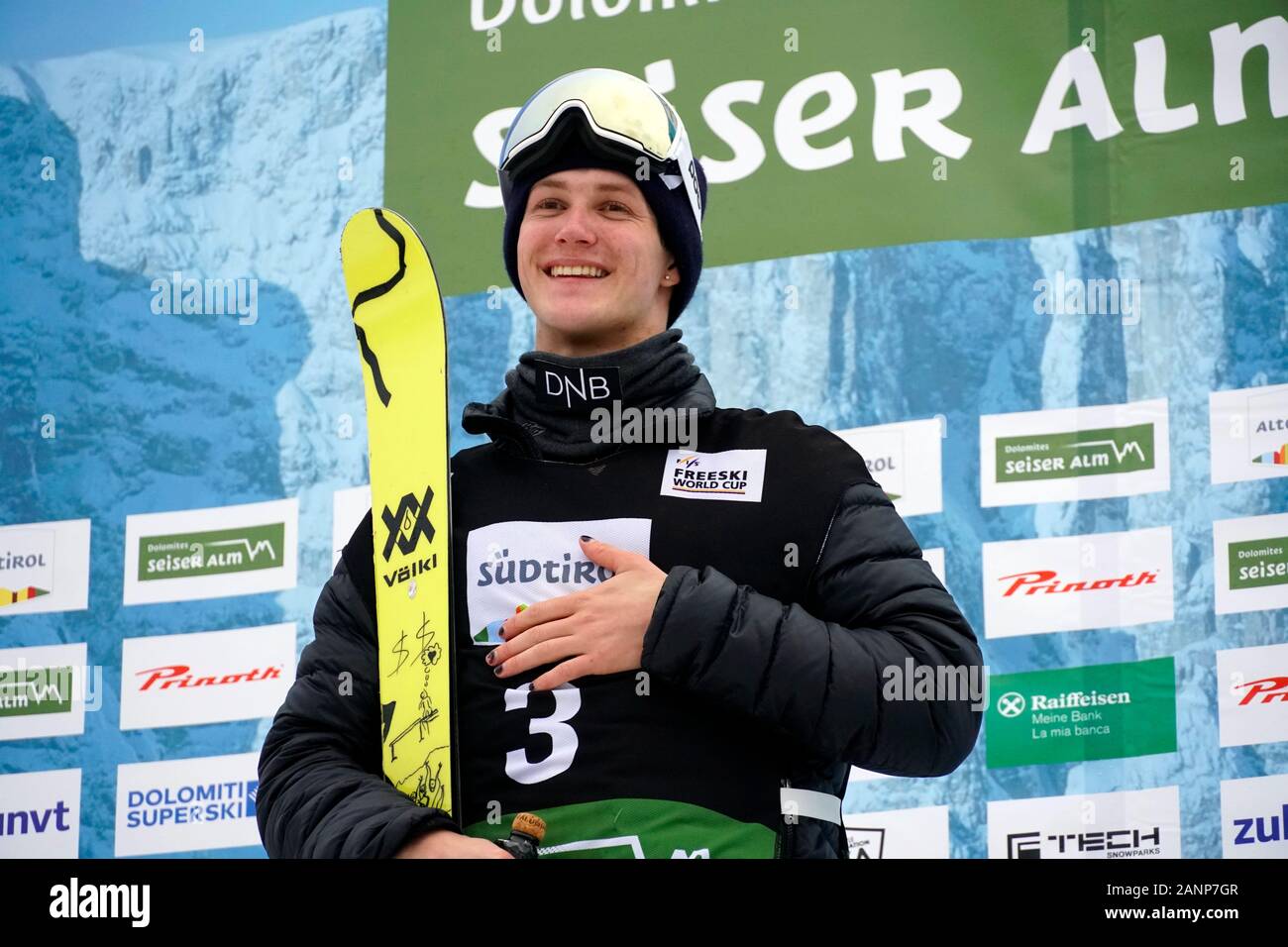 Alto Adige - Italia 18 gennaio, 2020. Snowpark, Italia. 18 gennaio 2020. I vincitori cerimonia di decorazione alla FIS Slopestyle Freeski World Cup su 18.01.2020 nella Seiser Alm (Alpe di Siusi) Snowpark, Italia. 1 ° posto vincitore Ruud Birk provenienti dalla Norvegia. Credito: AlfredSS/Alamy Live News Credito: AlfredSS/Alamy Live News Foto Stock
