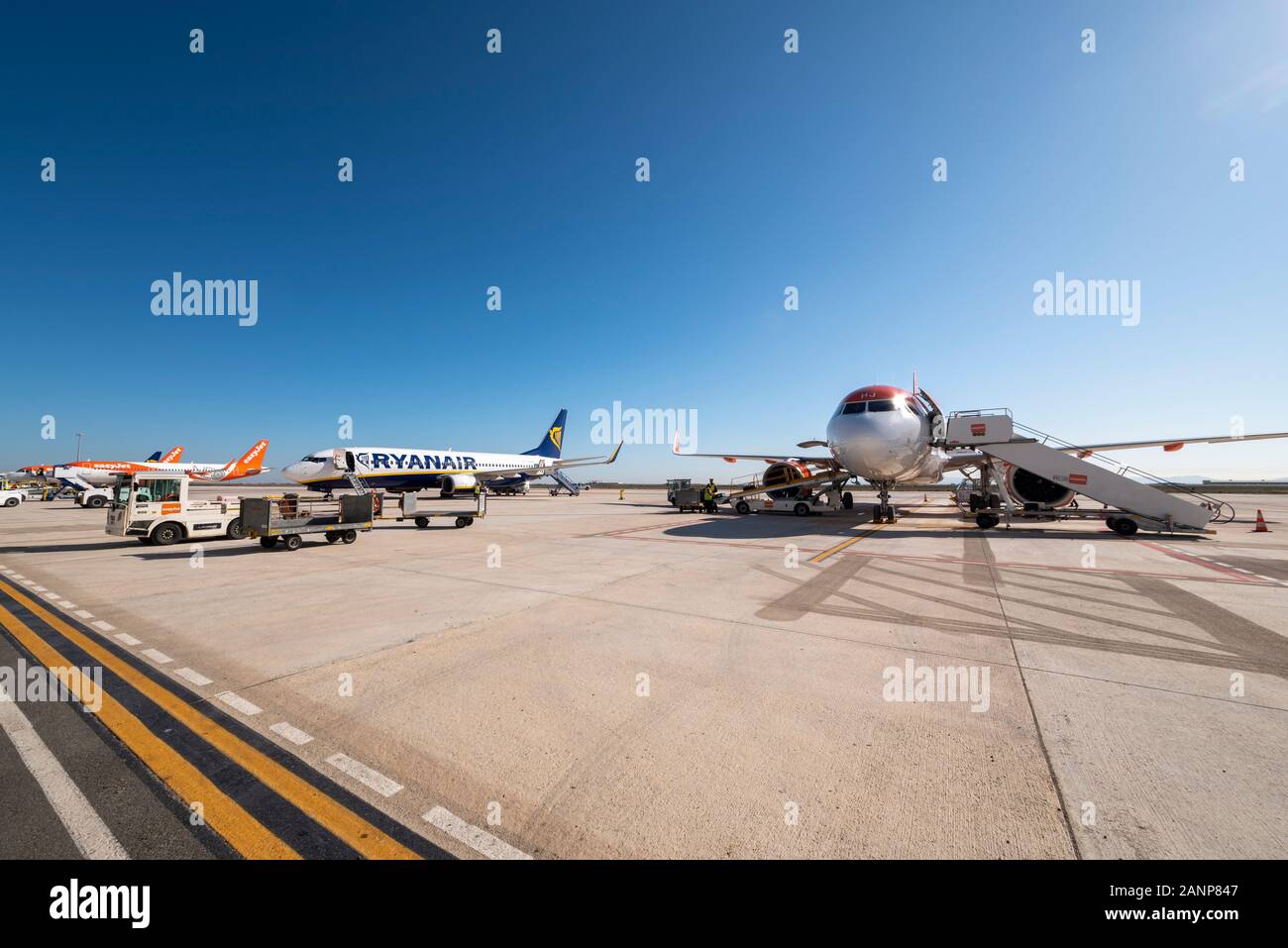 Region de Murcia Aeroporto Internazionale, Corvera, Costa Calida, Spagna, Europa. Occupato con EasyJet e Ryanair aereo jet piani. Dispositivo di messa a terra Foto Stock