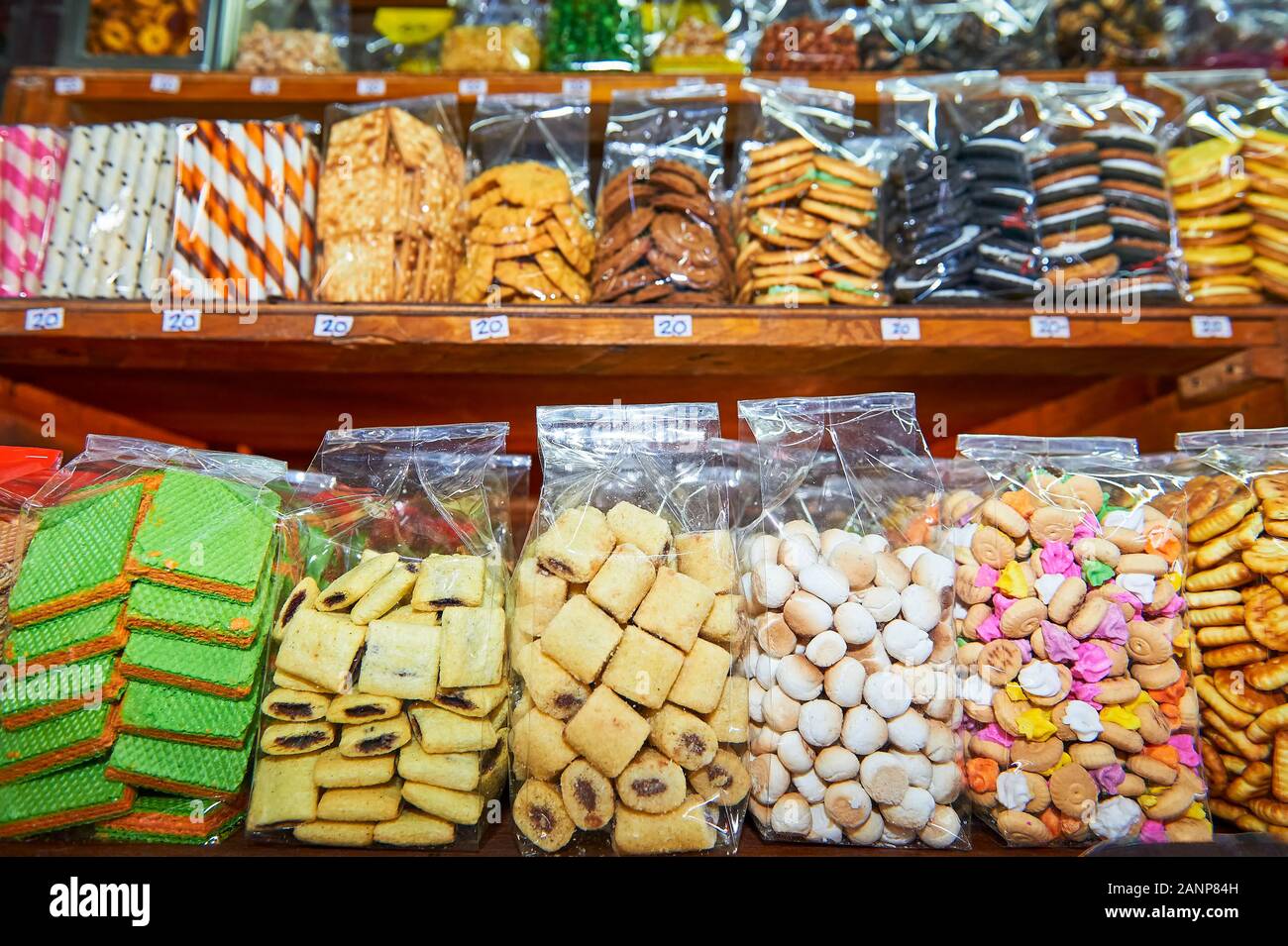 Diversi tipi di cookie e cialde confezionate in una busta di plastica trasparente in piedi su un ripiano in una fase di stallo a Klong Toey Mercato a Bangkok, in Thailandia Foto Stock