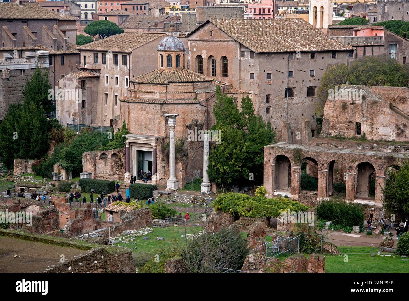 Tempio circolare di Romolo dal IV secolo sulla Via Sacra nel Foro Romano, Roma, Italia. Foto Stock