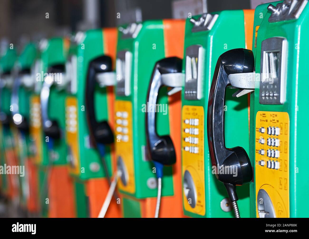 Close-up di molte colorate telefoni pubblici in una fila, visto a Hualamphong stazione ferroviaria, Bangkok, Thailandia Foto Stock