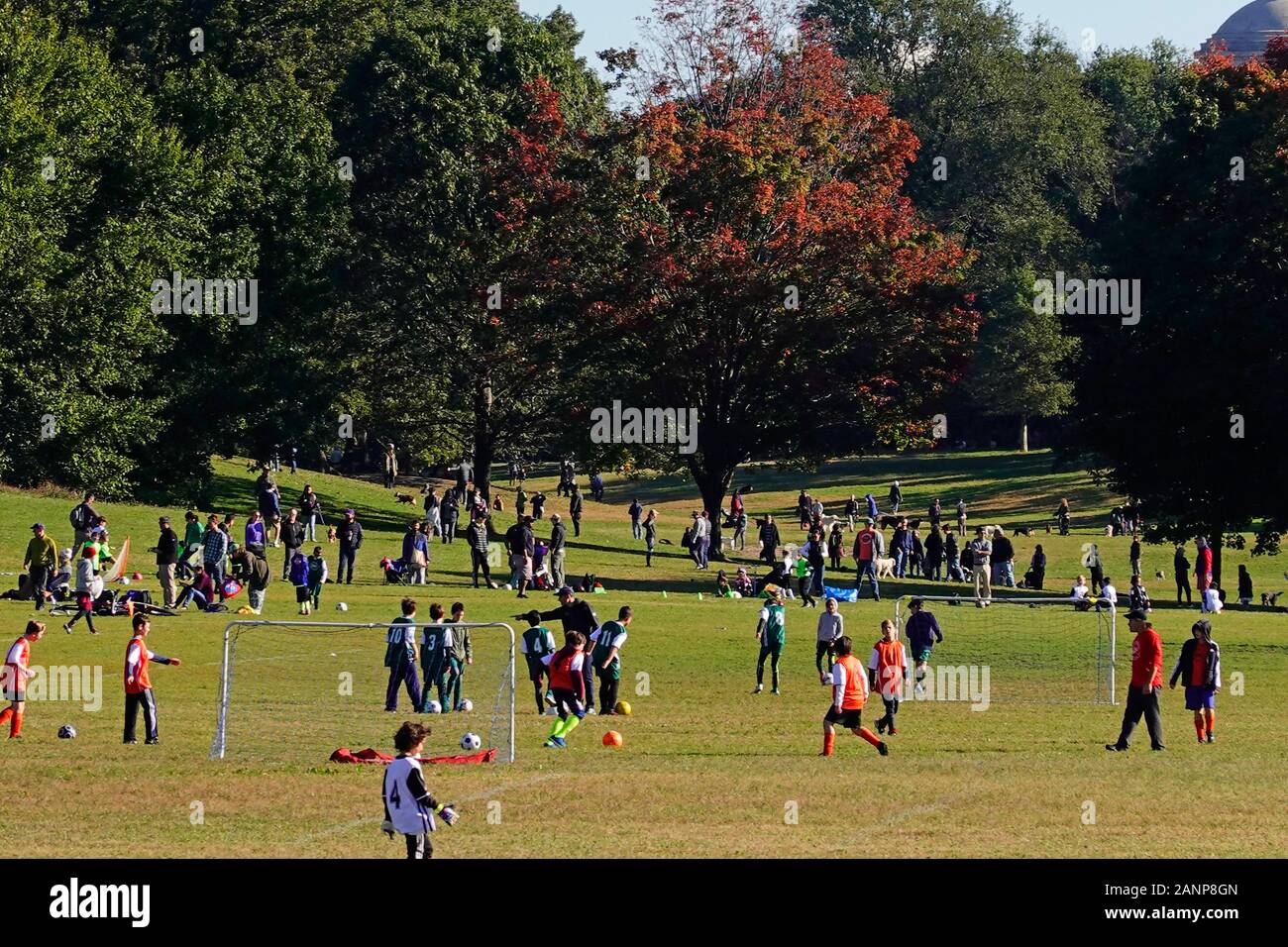 Partita di calcio per bambini al Prospect Park Brooklyn New York Foto Stock