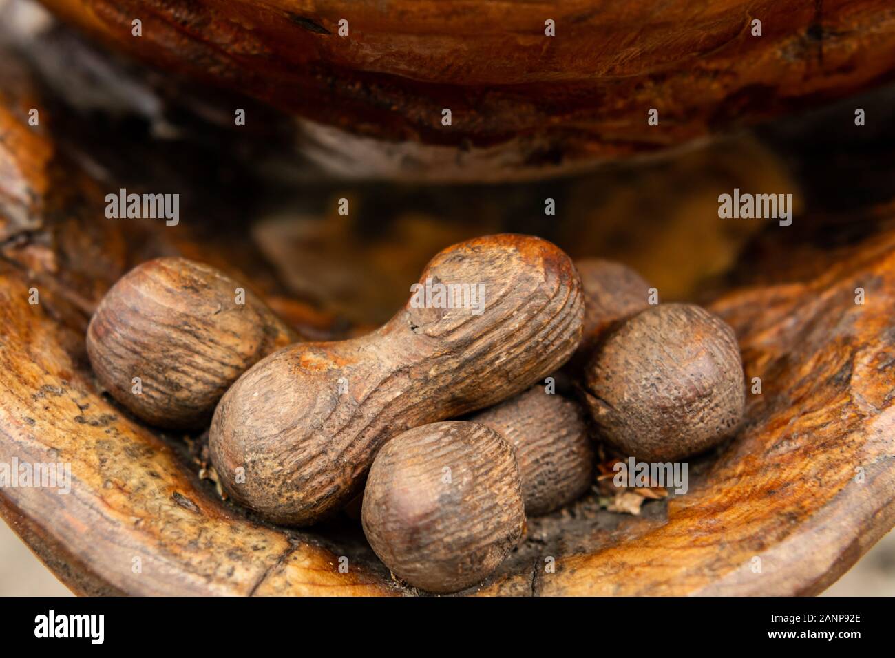 Scultura in legno di Arachidi in guscio nel recipiente Foto Stock