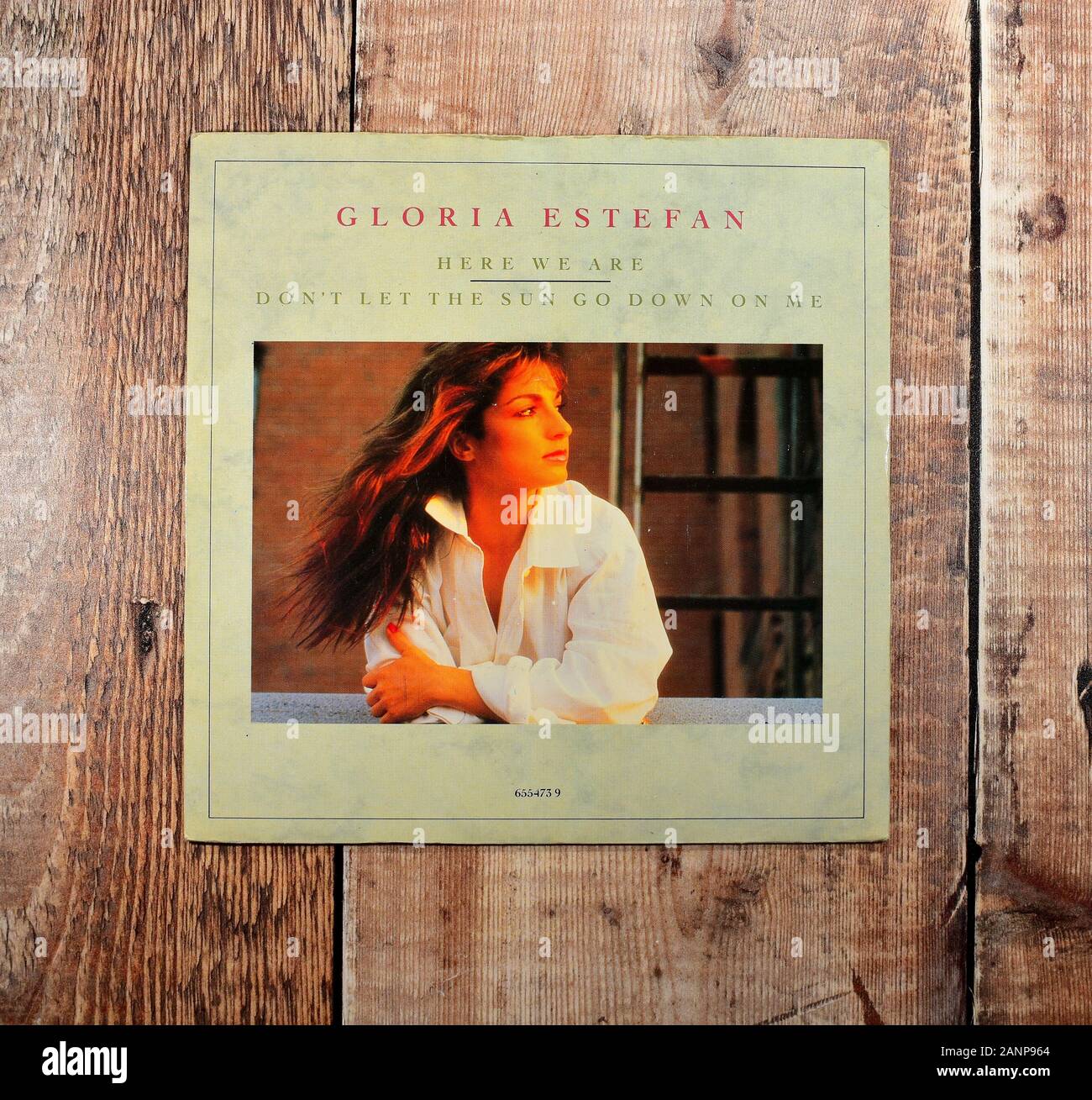 Gloria Estefan 7inch single, Eccci siamo. Non lasciate che il sole si tramonti su di me Foto Stock