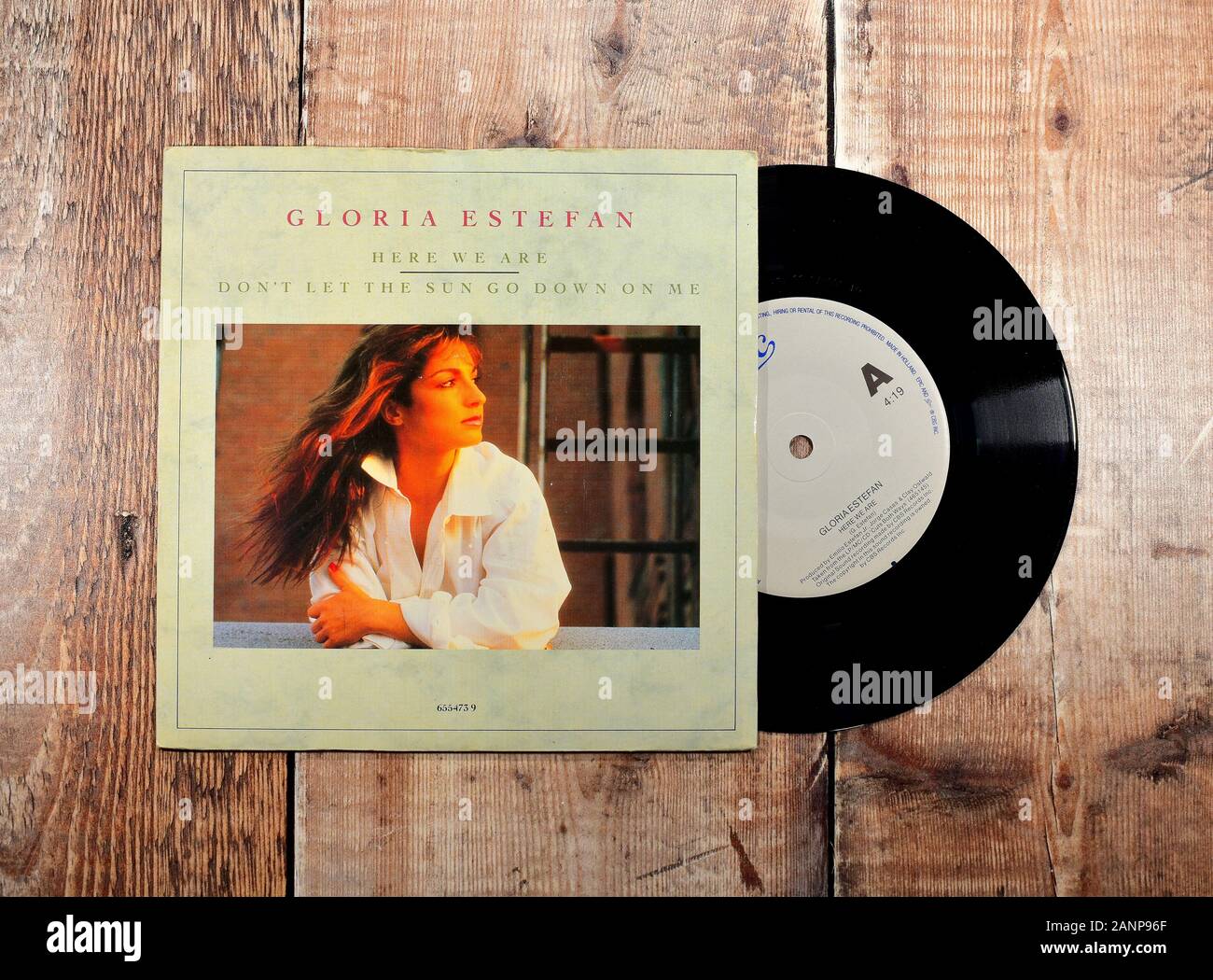 Gloria Estefan 7inch single, Eccci siamo. Non lasciate che il sole si tramonti su di me Foto Stock