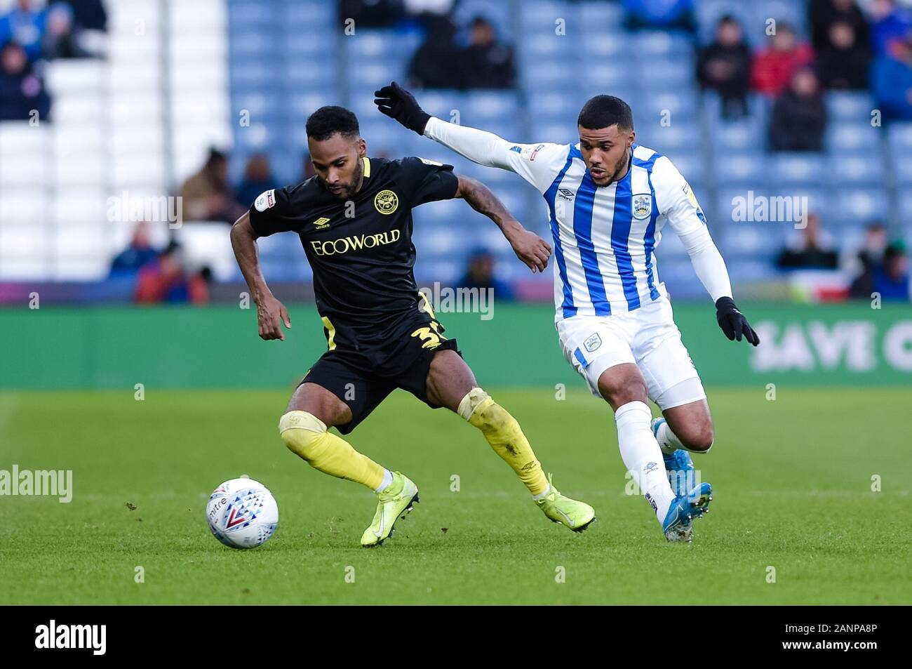 HUDDERSFIELD, Inghilterra - gennaio 18th Brentford FC defender Rico Henry e Huddersfield Town avanti Elias Kachunga durante il cielo di scommessa match del campionato tra Huddersfield Town e Brentford presso la John Smith's Stadium, Huddersfield sabato 18 gennaio 2020. (Credit: Andy Whitehead | MI News) La fotografia può essere utilizzata solo per il giornale e/o rivista scopi editoriali, è richiesta una licenza per uso commerciale Credito: MI News & Sport /Alamy Live News Foto Stock