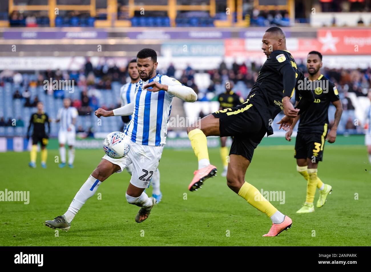 HUDDERSFIELD, Inghilterra - gennaio 18th Huddersfield Town avanti Fraizer Campbell e Brentford FC defender Ethan Pinnock durante il cielo di scommessa match del campionato tra Huddersfield Town e Brentford presso la John Smith's Stadium, Huddersfield sabato 18 gennaio 2020. (Credit: Andy Whitehead | MI News) La fotografia può essere utilizzata solo per il giornale e/o rivista scopi editoriali, è richiesta una licenza per uso commerciale Credito: MI News & Sport /Alamy Live News Foto Stock