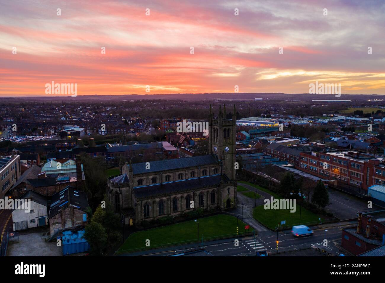 Veduta aerea del tramonto della chiesa di San Jame nelle midlands, edificio cristiano cattolico ortodosso religioso in un'area principalmente musulmana, Stoke on Trent Foto Stock