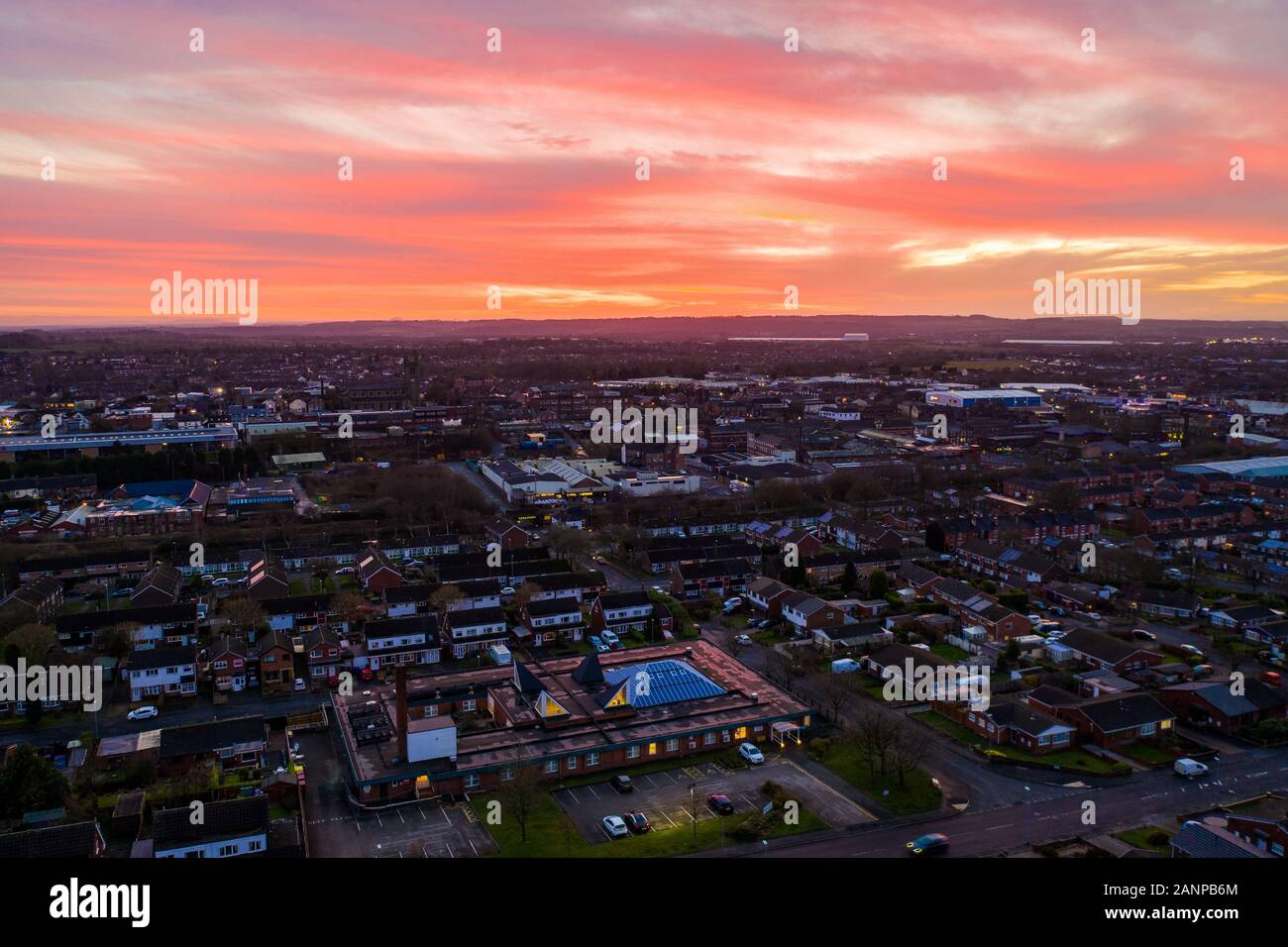 Veduta aerea del tramonto della chiesa di San Jame nelle midlands, edificio cristiano cattolico ortodosso religioso in un'area principalmente musulmana, Stoke on Trent Foto Stock