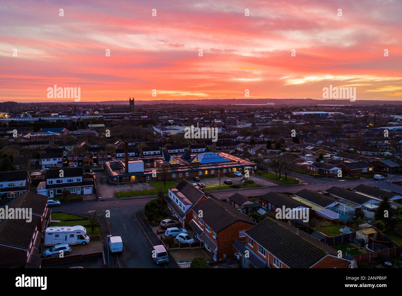 Veduta aerea del tramonto della chiesa di San Jame nelle midlands, edificio cristiano cattolico ortodosso religioso in un'area principalmente musulmana, Stoke on Trent Foto Stock